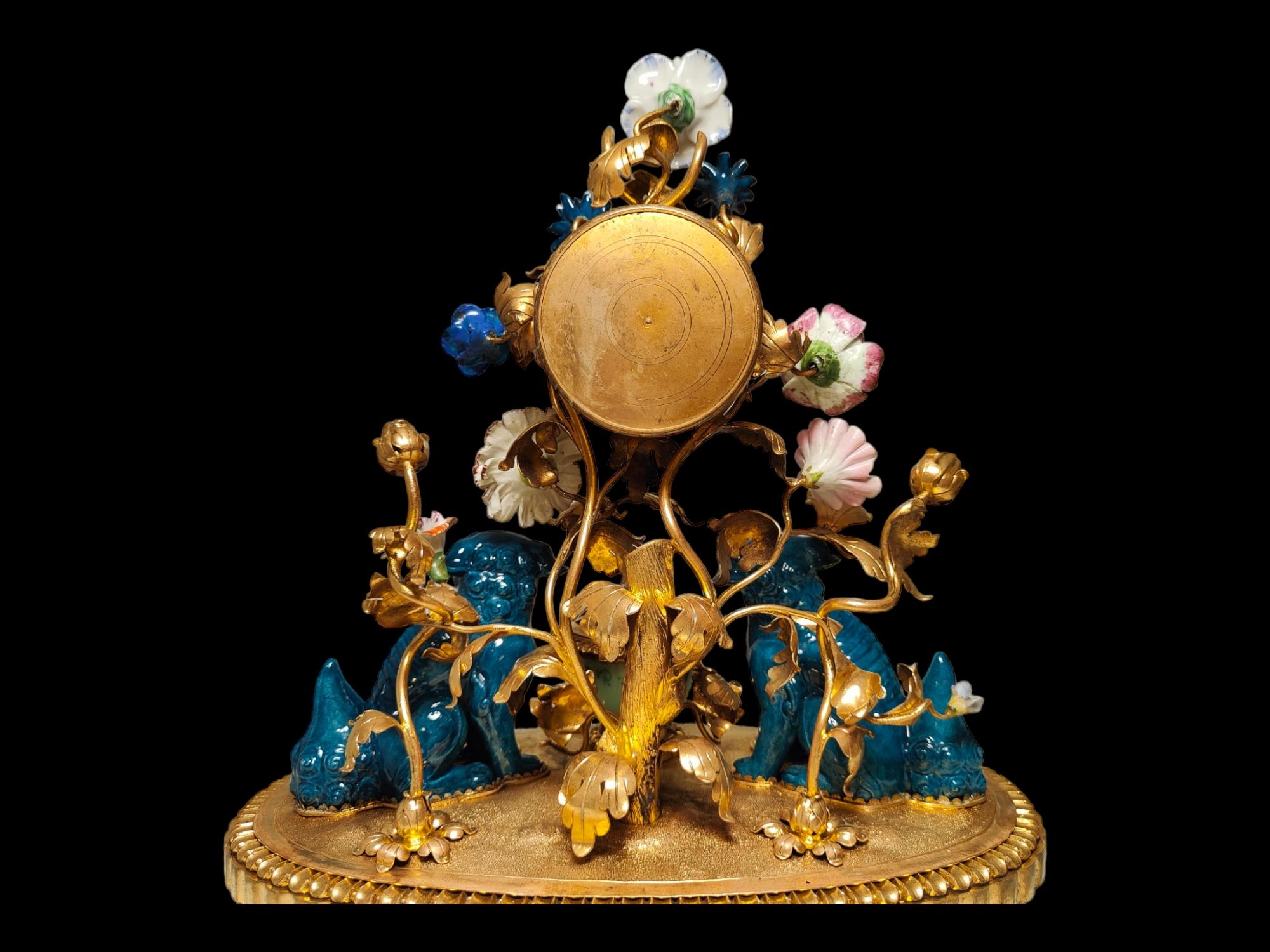 Uhr aus vergoldeter Bronze und Porzellan im Chinosoiserie-Stil im Angebot 7