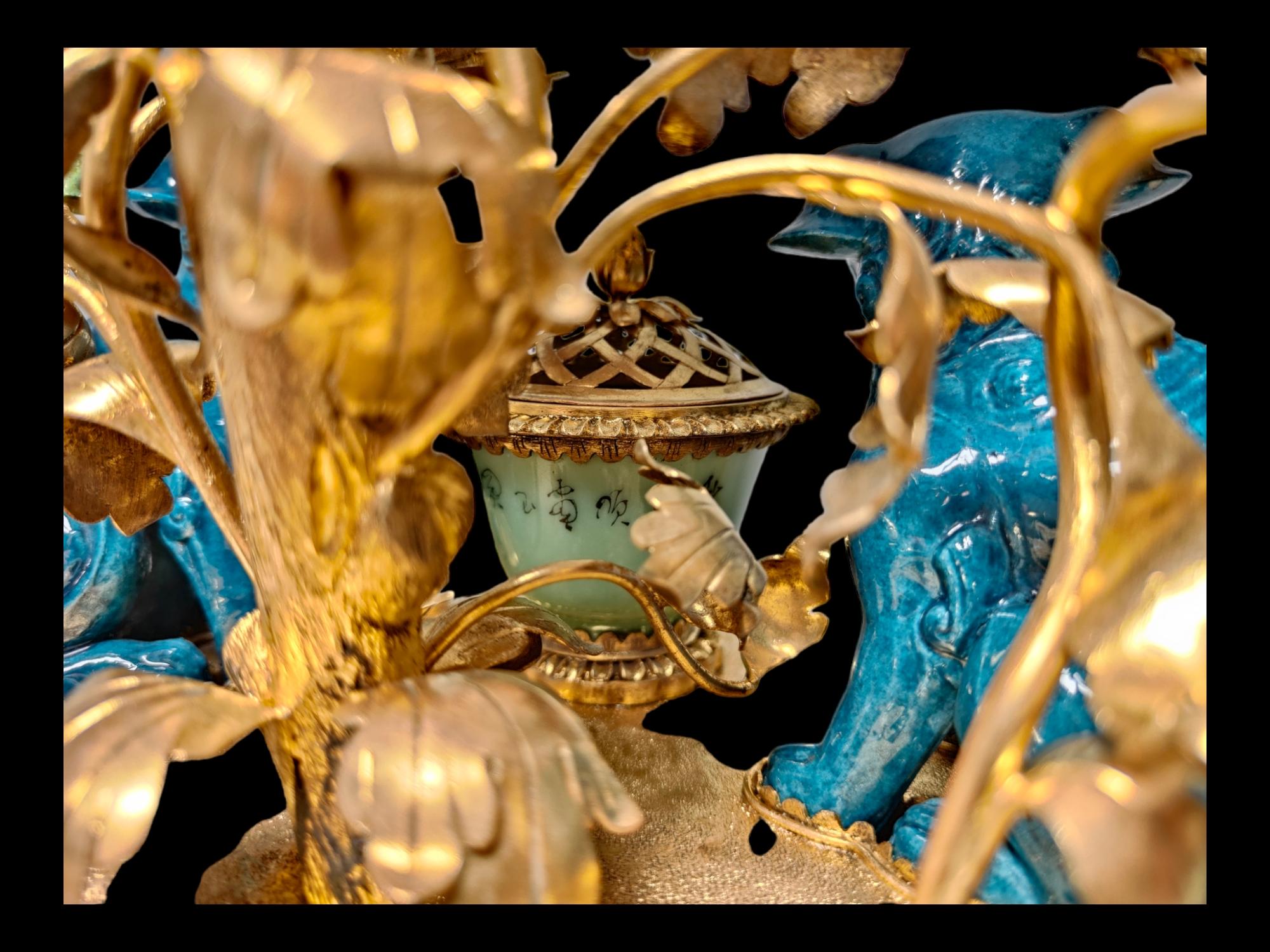 Uhr aus vergoldeter Bronze und Porzellan im Chinosoiserie-Stil im Angebot 11