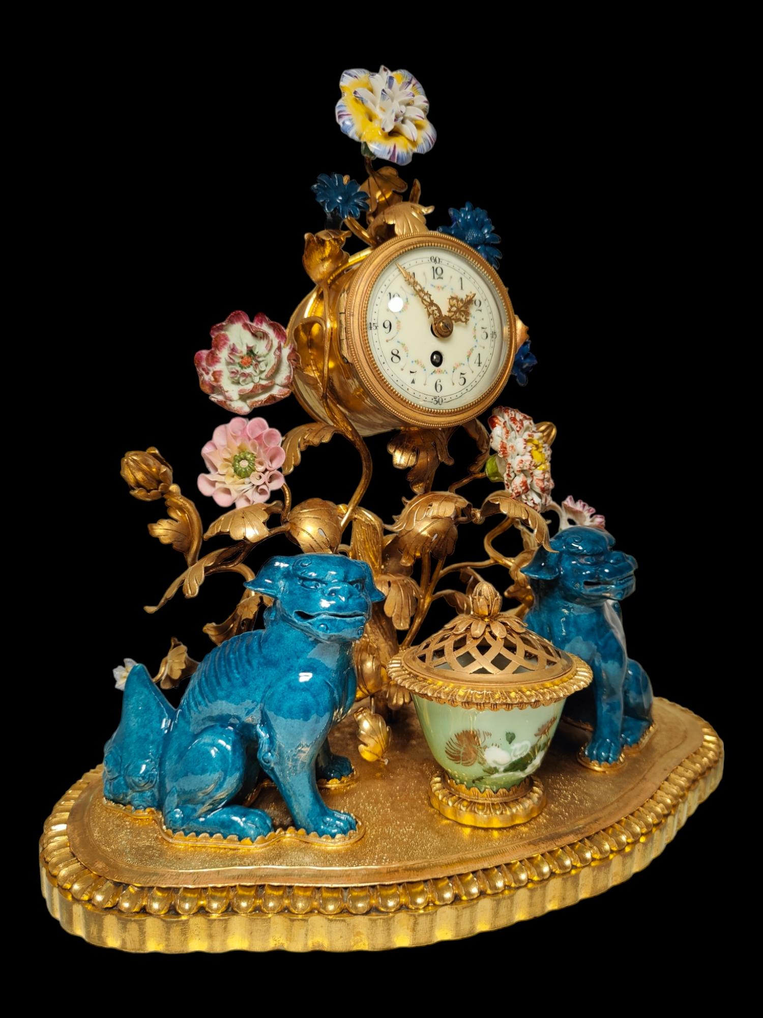 Uhr aus vergoldeter Bronze und Porzellan im Chinosoiserie-Stil im Angebot 12