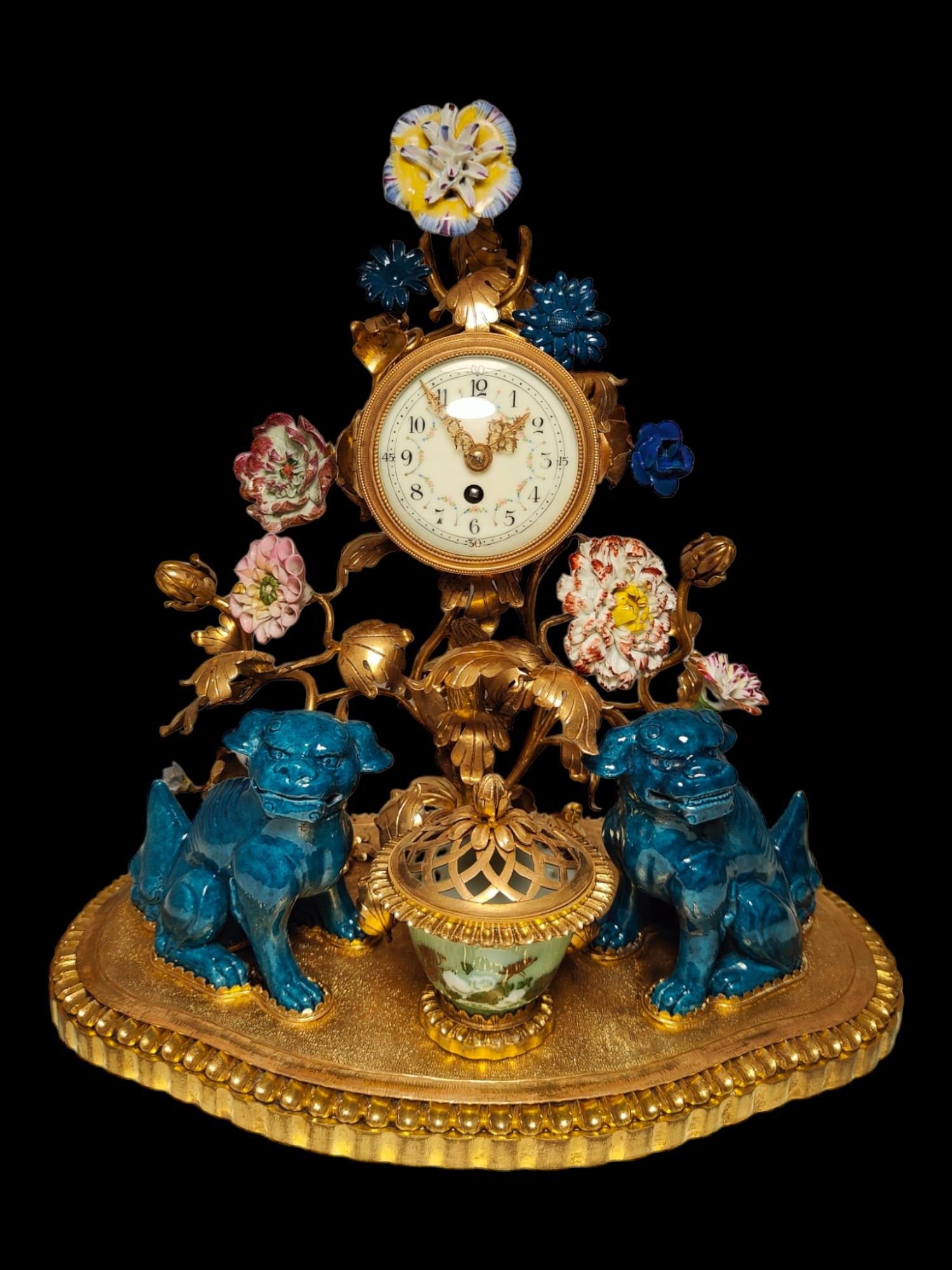 Uhr aus vergoldeter Bronze und Porzellan im Chinosoiserie-Stil (19. Jahrhundert) im Angebot