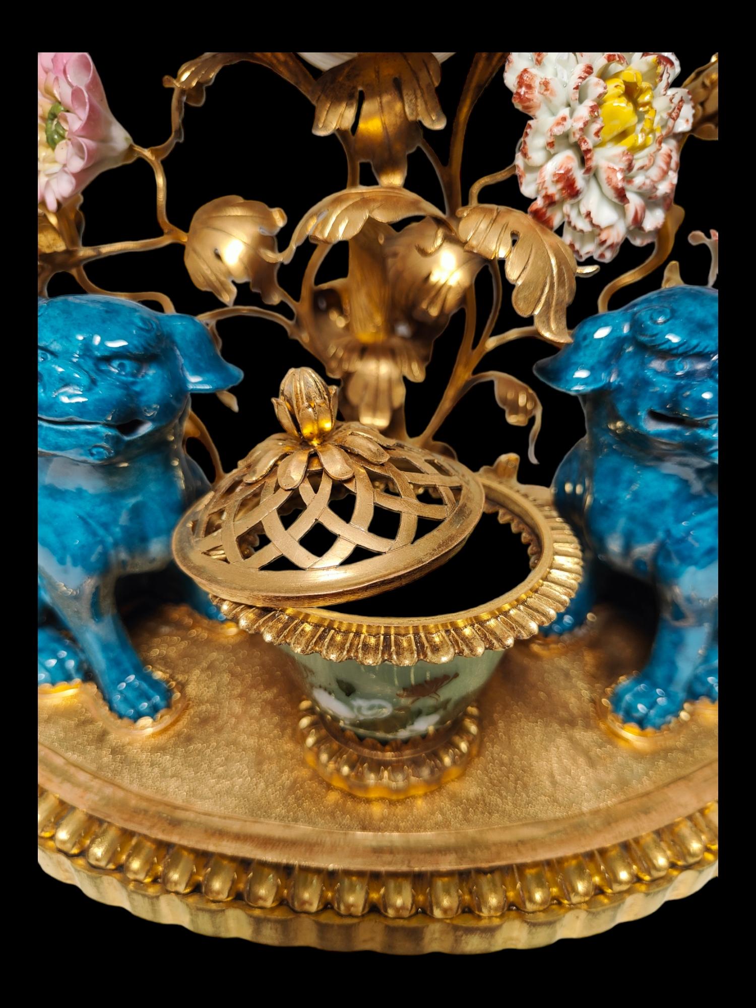 Uhr aus vergoldeter Bronze und Porzellan im Chinosoiserie-Stil im Angebot 1
