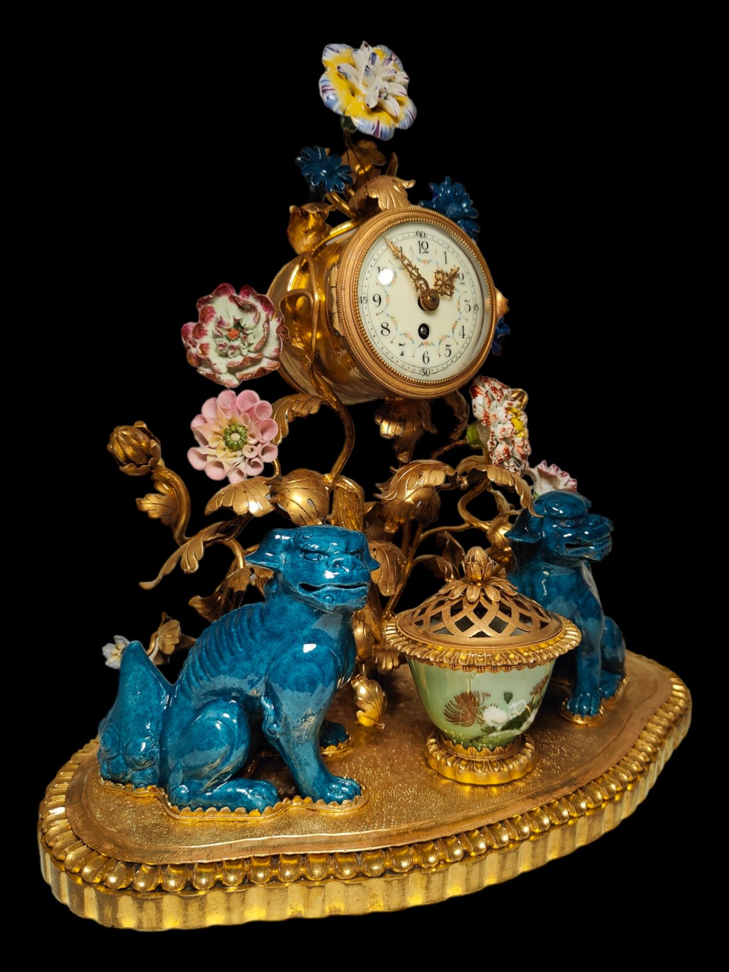 Uhr aus vergoldeter Bronze und Porzellan im Chinosoiserie-Stil im Angebot 2