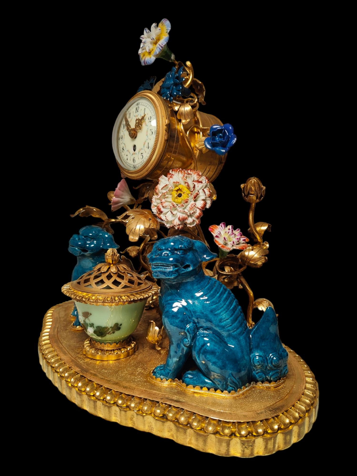 Uhr aus vergoldeter Bronze und Porzellan im Chinosoiserie-Stil im Angebot 4