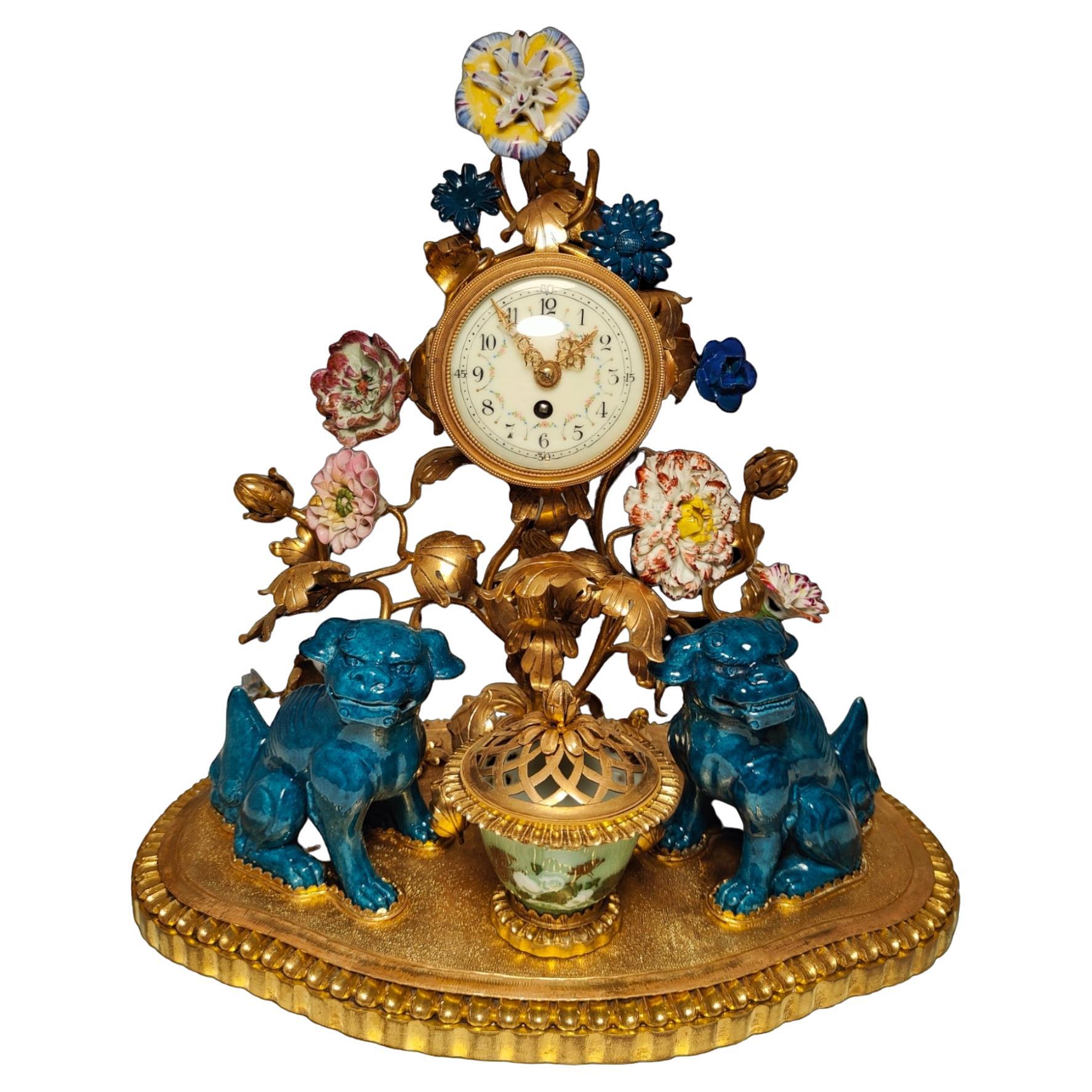 Uhr aus vergoldeter Bronze und Porzellan im Chinosoiserie-Stil im Angebot
