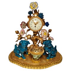 Uhr aus vergoldeter Bronze und Porzellan im Chinosoiserie-Stil