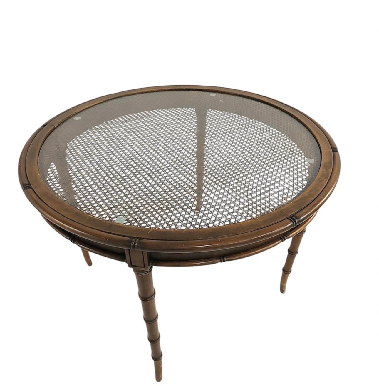 Questo tavolo da gioco italiano in finto bambù emana un fascino classico e senza tempo grazie alla sua elegante lavorazione e al suo fascino vintage. La struttura è realizzata in modo da imitare l'aspetto del vero bambù, con dettagli di giunzione e