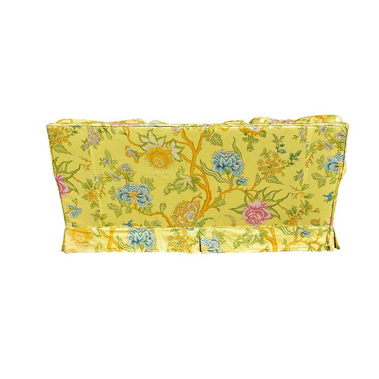 Ein Chintz-Sofa hat einfach etwas, das nach Schönheit schreit. Zeitlos. Ein Klassiker. Nun, dieses Stück hat die Fähigkeit, sowohl eine traditionelle Stimmung als auch Mid-Century Modern zu zeigen. Dieses Sofa ist mit einem schönen gelben Stoff