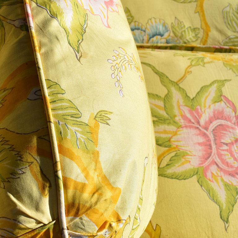 Chintz Gelbe geblümte Couch Slip-Deckel über rotem Stoff aus der Mitte des Jahrhunderts, Sitze 3 (Chinoiserie)