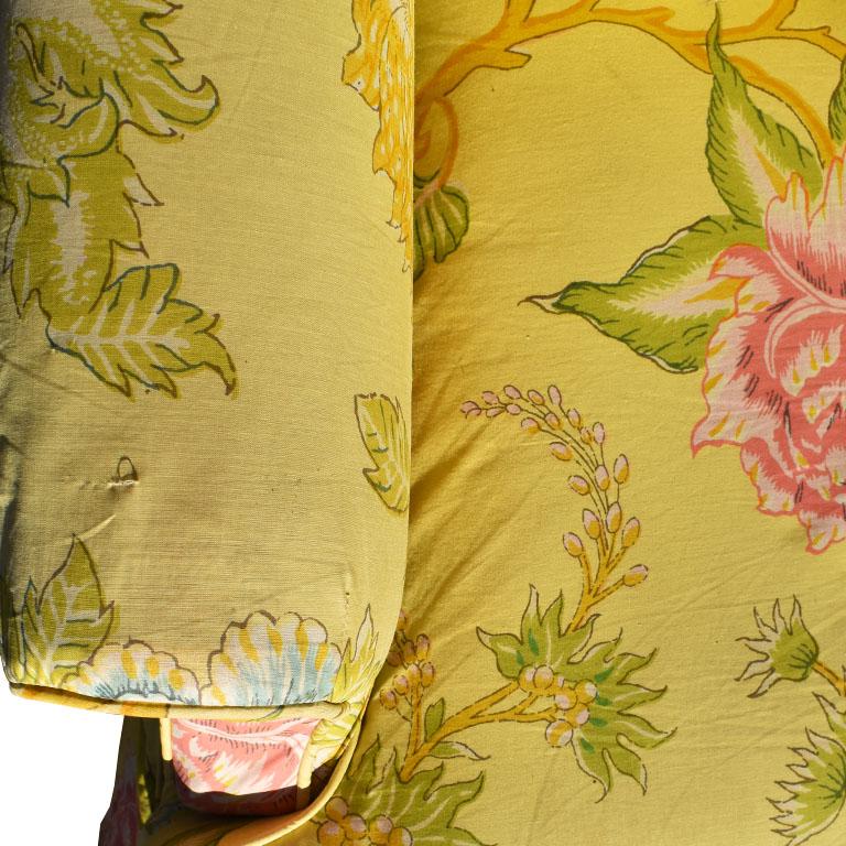 Chintz Gelbe geblümte Couch Slip-Deckel über rotem Stoff aus der Mitte des Jahrhunderts, Sitze 3 im Zustand „Gut“ in Oklahoma City, OK