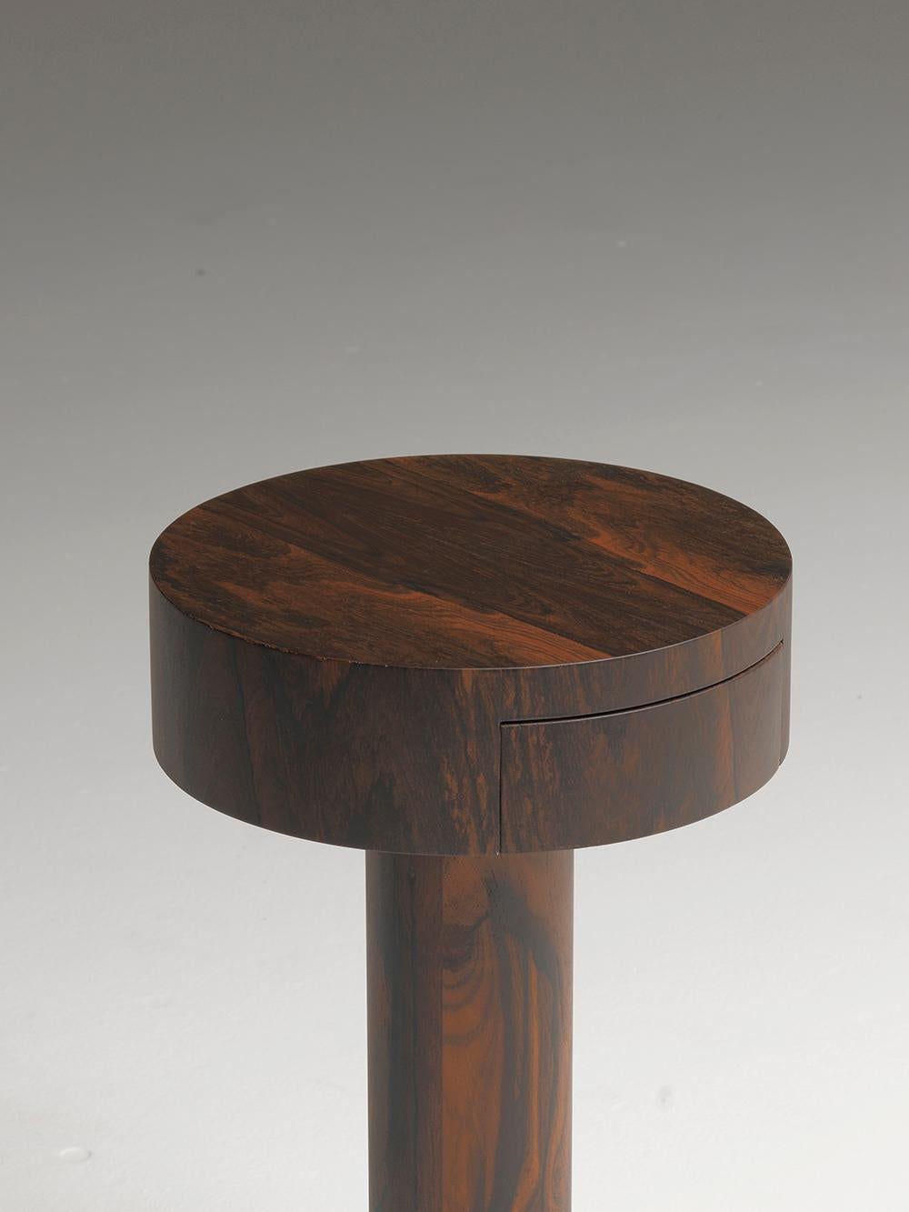 Moderne Table d'appoint ronde en bois de ziricote Chiodino conçue par Aldo Cibic en vente