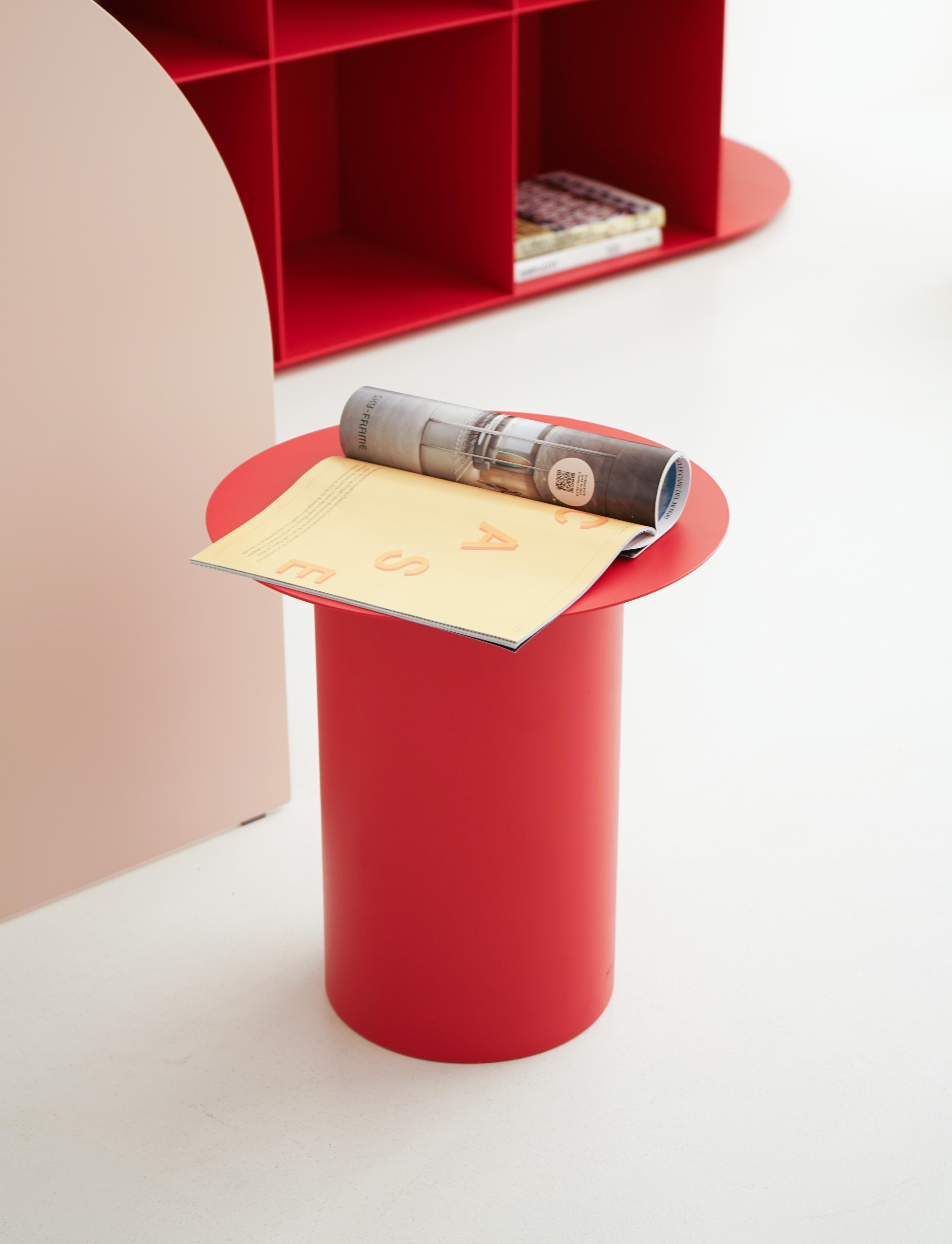 Chiodo 4 can be used as a seat, as a bedside table, as a coffee table or on terraces. It is perfect for pairing as a chair for the table Chiodo 7.
Recommended for those who love to change and play with their furnishings.

The Chiodo series is a