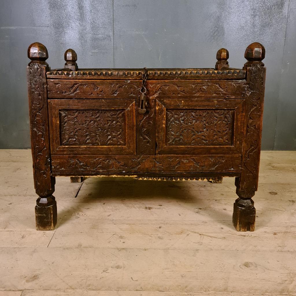 19th century Anglo-Indian chip carved coffer. Would make a wonderful log bin, 1890.

Dimensions
35 inches (89 cms) wide
23 inches (58 cms) deep
29.5 inches (75 cms) high.