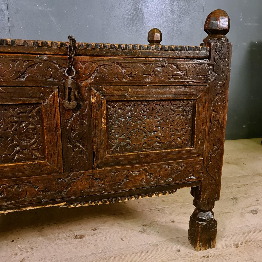 Chip Carved Coffer In Good Condition For Sale In Leamington Spa, Warwickshire