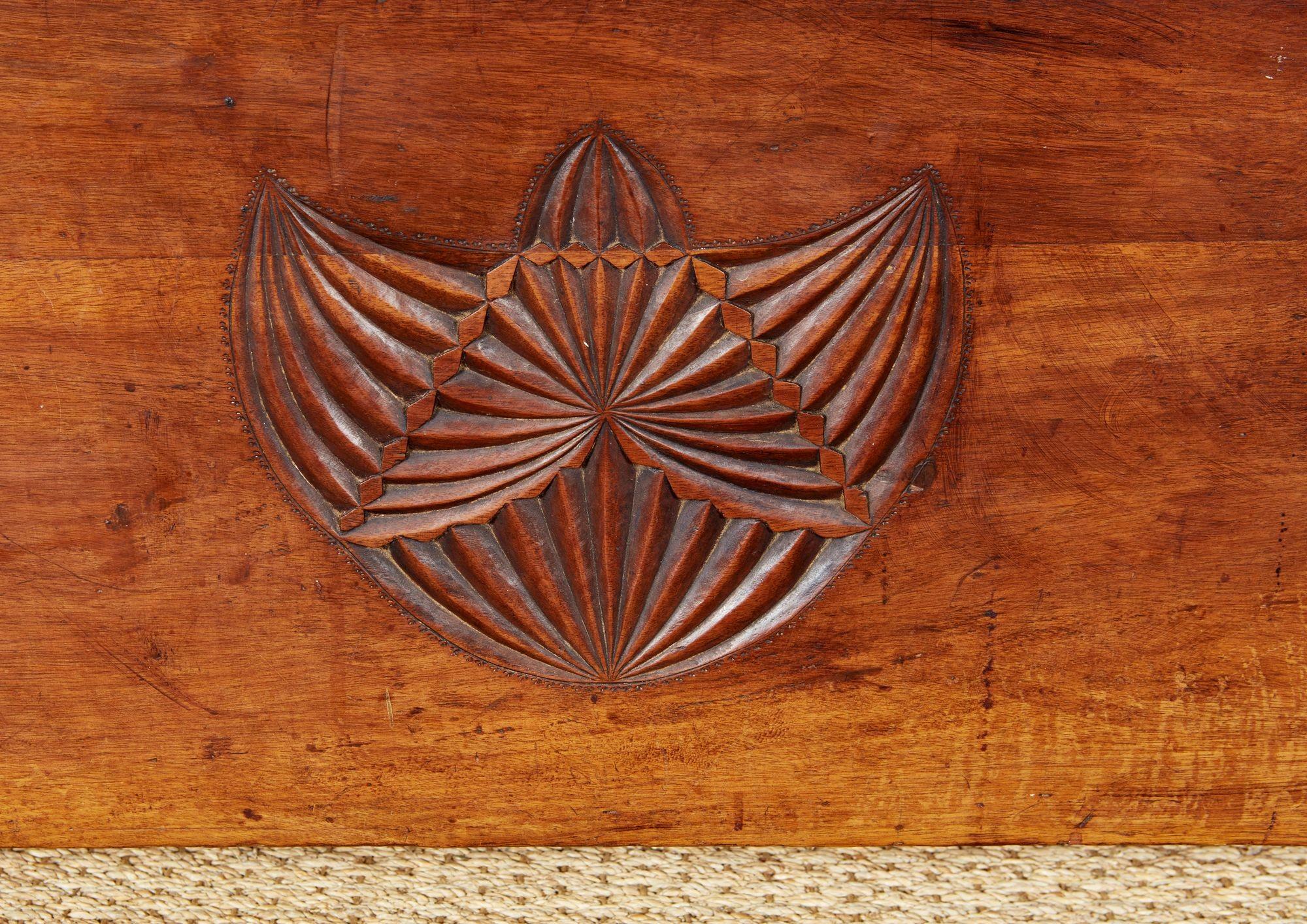 Chip Carved Settle Bench In Good Condition For Sale In Greenwich, CT