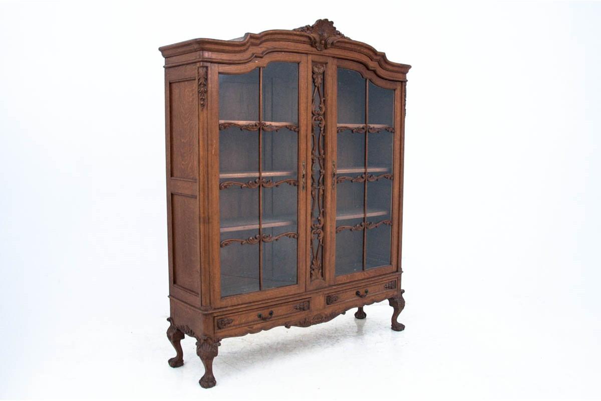Chipendalle-style library / display case, circa 1930.

Very good condition.

Wood: oak

Dimensions: height 192 cm, width 156 cm, depth 44 cm.