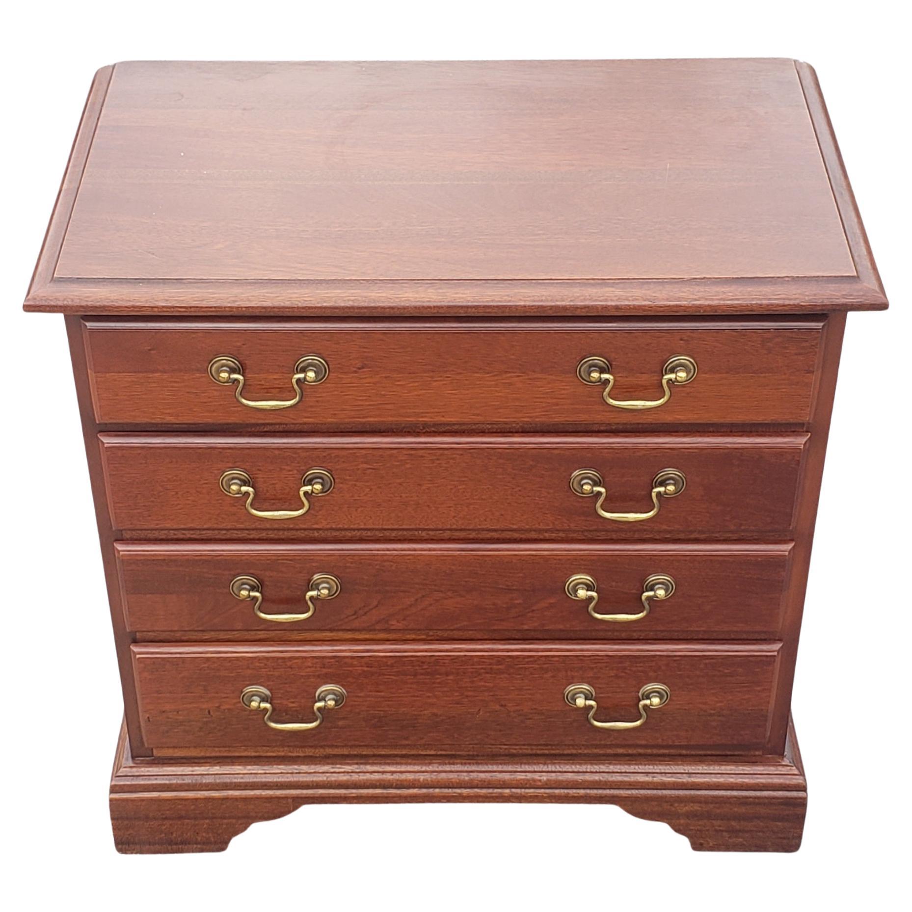A beautiful Chippendale 4-drawer mahogany bedside commode chest of drawers in great condition. Flawless drawers with dovetail construction
Measures 24
