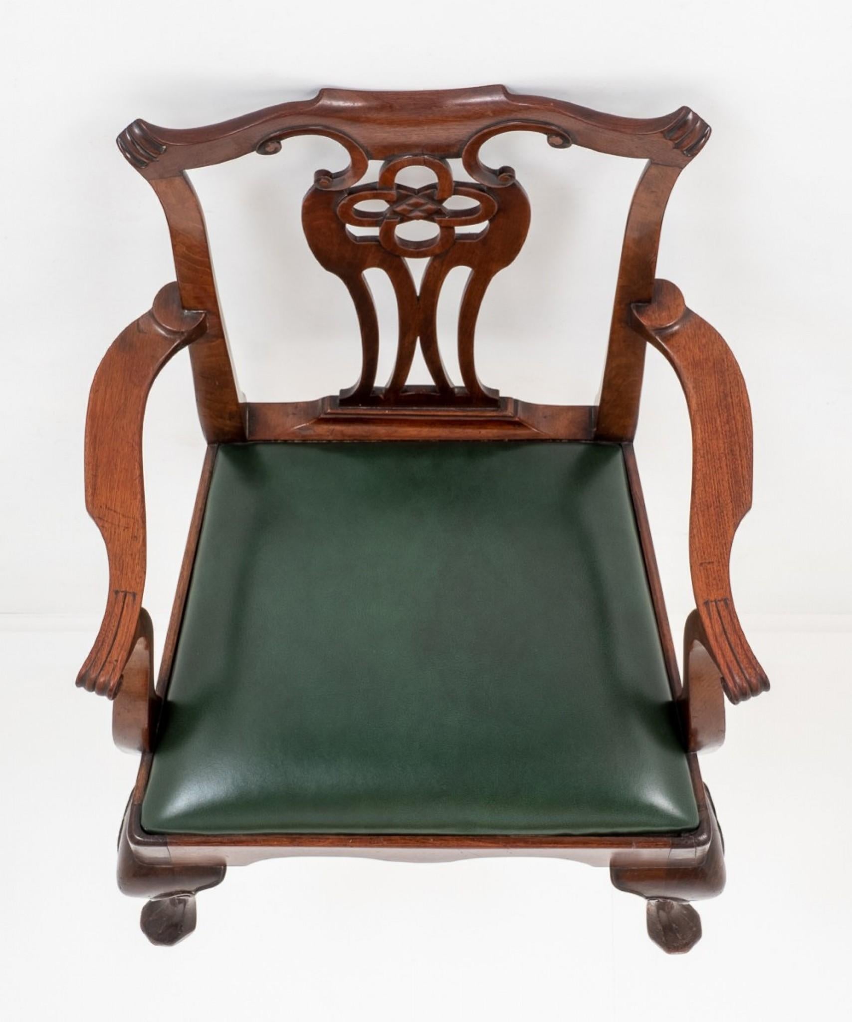 Questa sedia è di ottima qualità.
In piedi su gambe cabriole con piedi e ginocchia intagliati.
Con un fregio sagomato.
Attualmente è rivestito con un sedile sollevabile in pelle.
circa 1900
La sedia ha braccioli sagomati con montanti