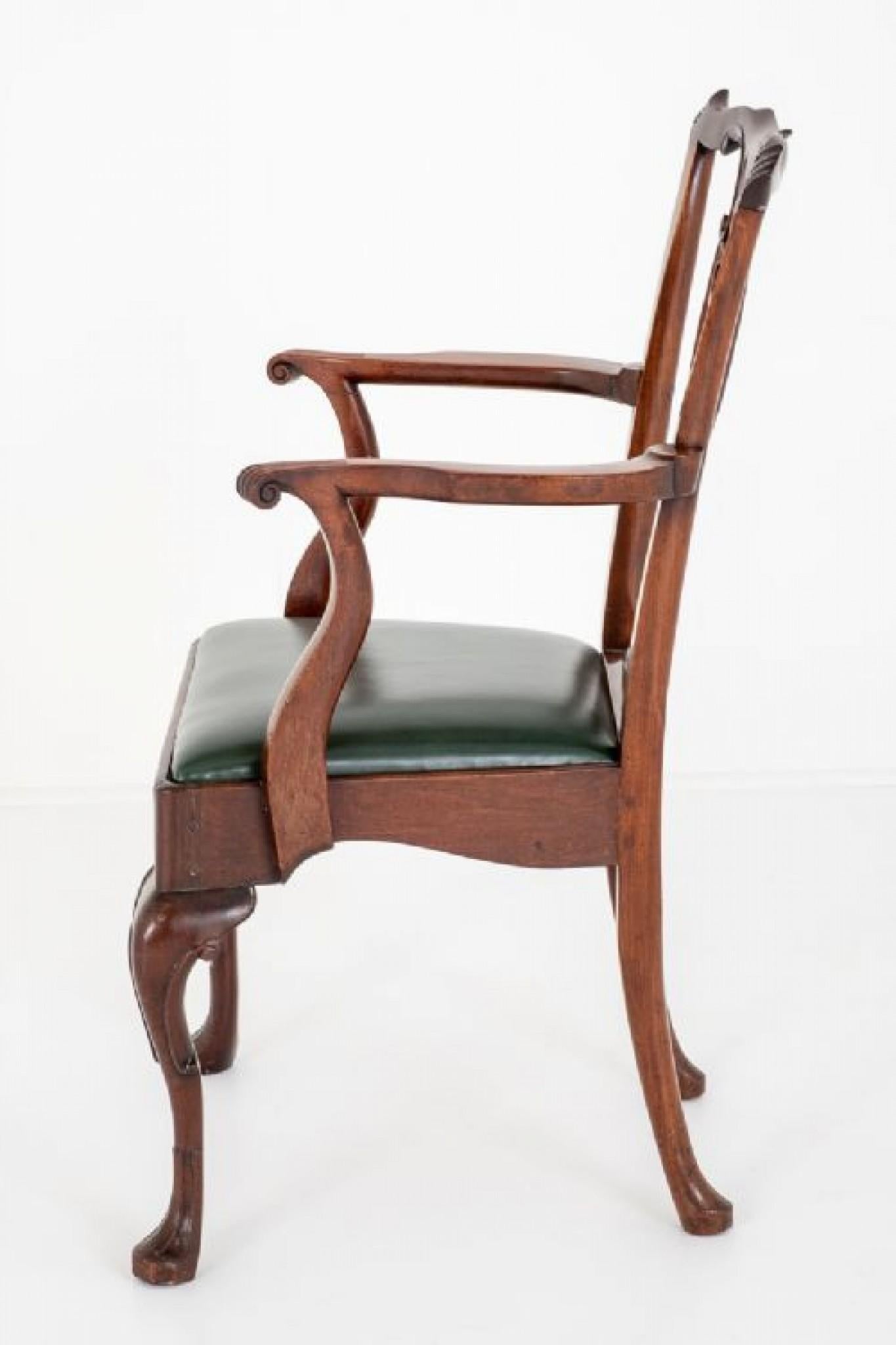 Metà XX secolo Poltrona Chippendale in mogano Carver Ball and Ball in vendita