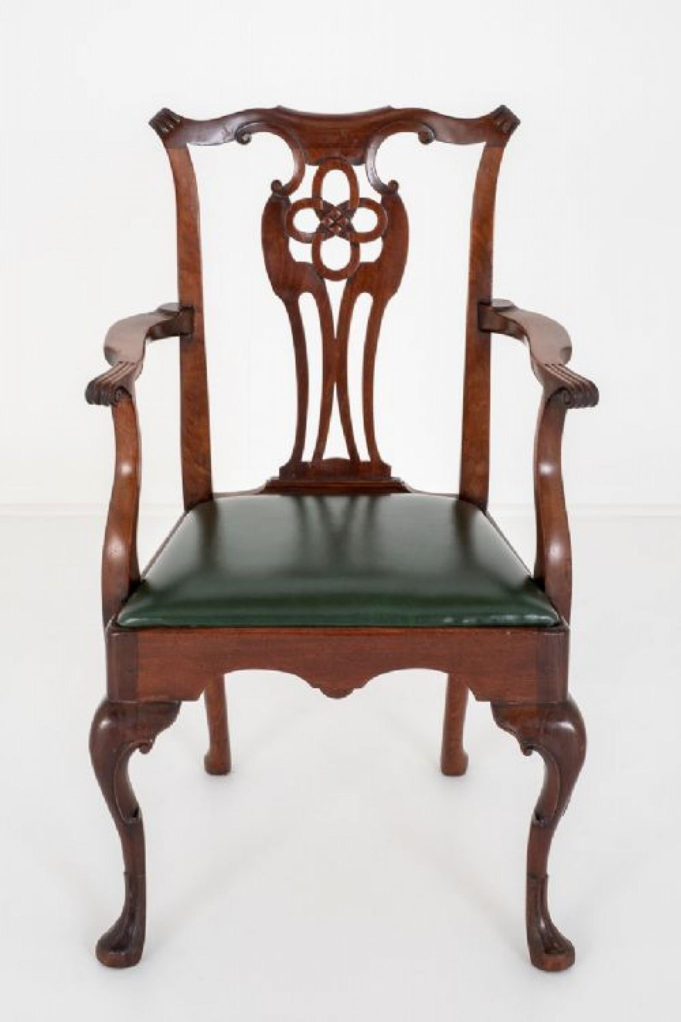 Mogano Poltrona Chippendale in mogano Carver Ball and Ball in vendita