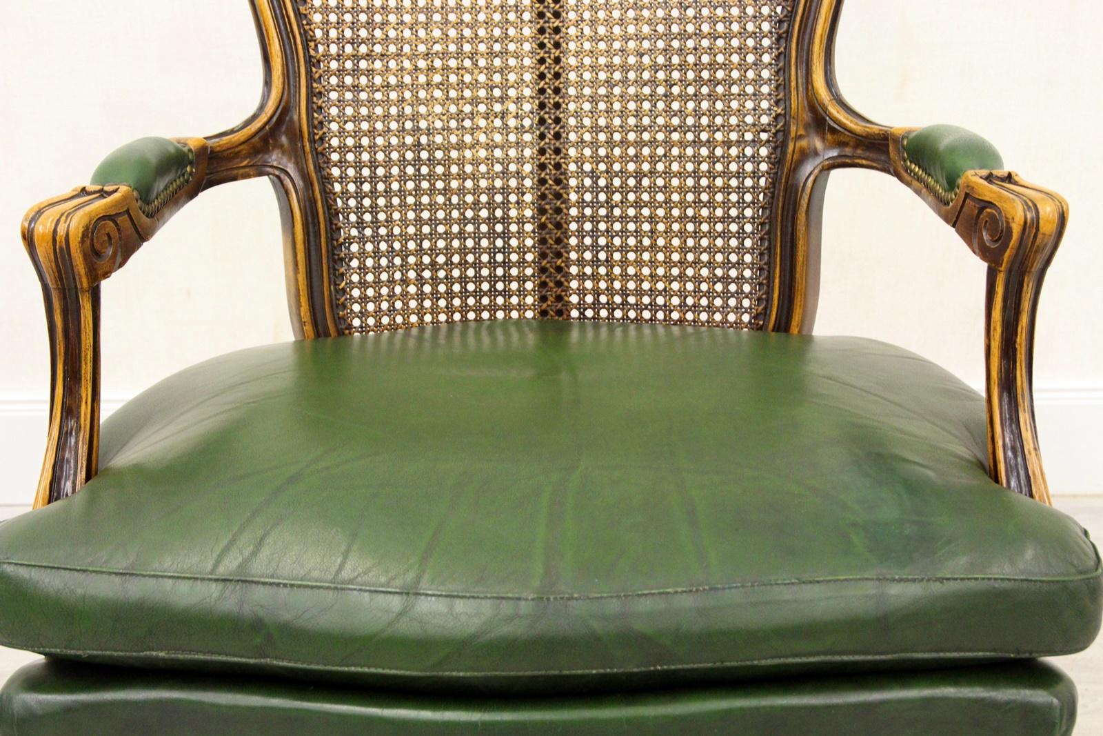Chippendale leather chair.
Press hard !!!
Measures: Chair
Height x 96cm, width x 70cm, depth x 75cm
Condition: The armchair is in good condition for the age and still has the charm of the 