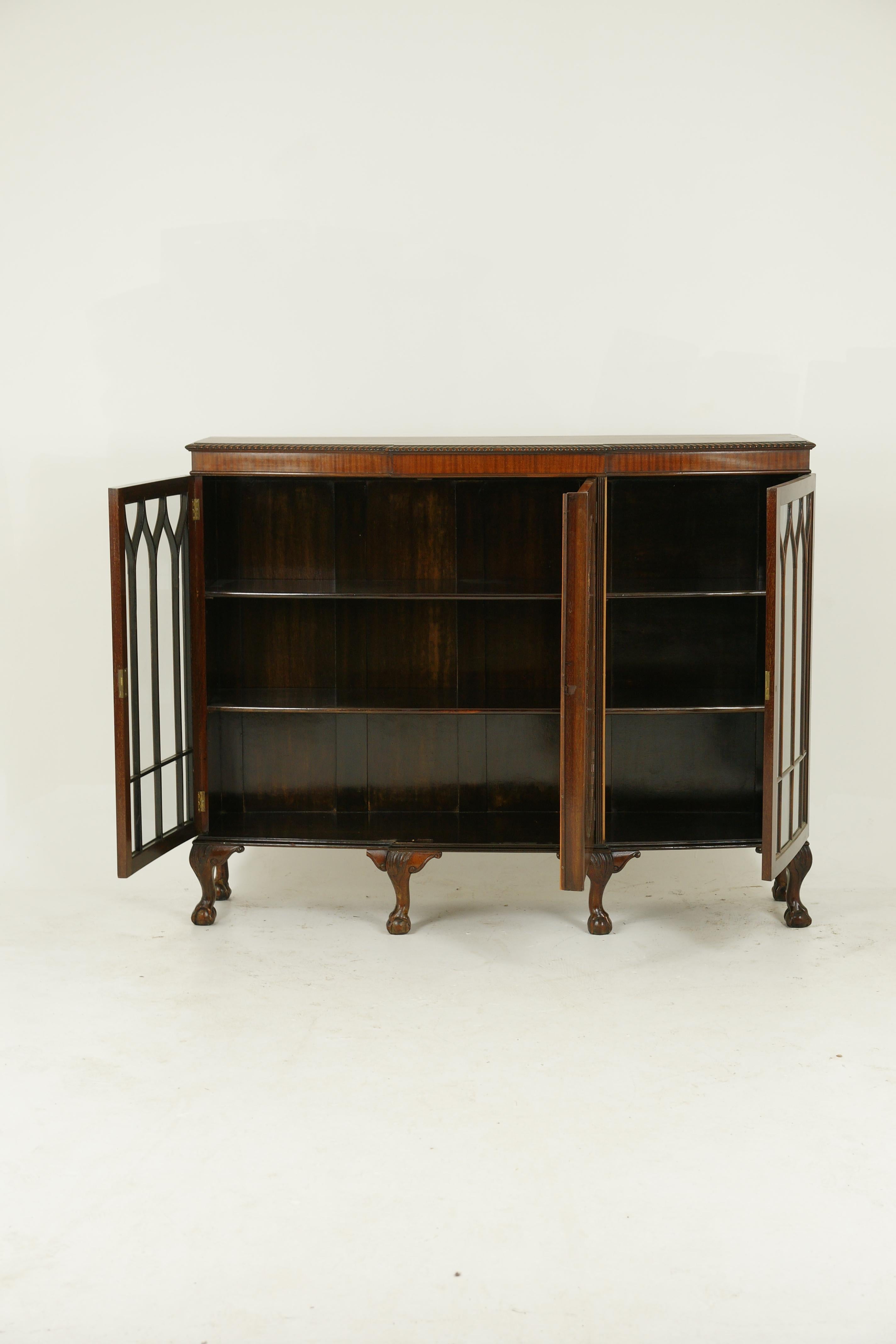 Chippendale bookcase, antique walnut bookcase, break front cabinet, Scotland 1920, antique furniture, B1239

Scotland, 1920
Solid walnut and veneers
Original finish
Rectangular top
Carved moulded edge above paneled blank door
Oval veneered
