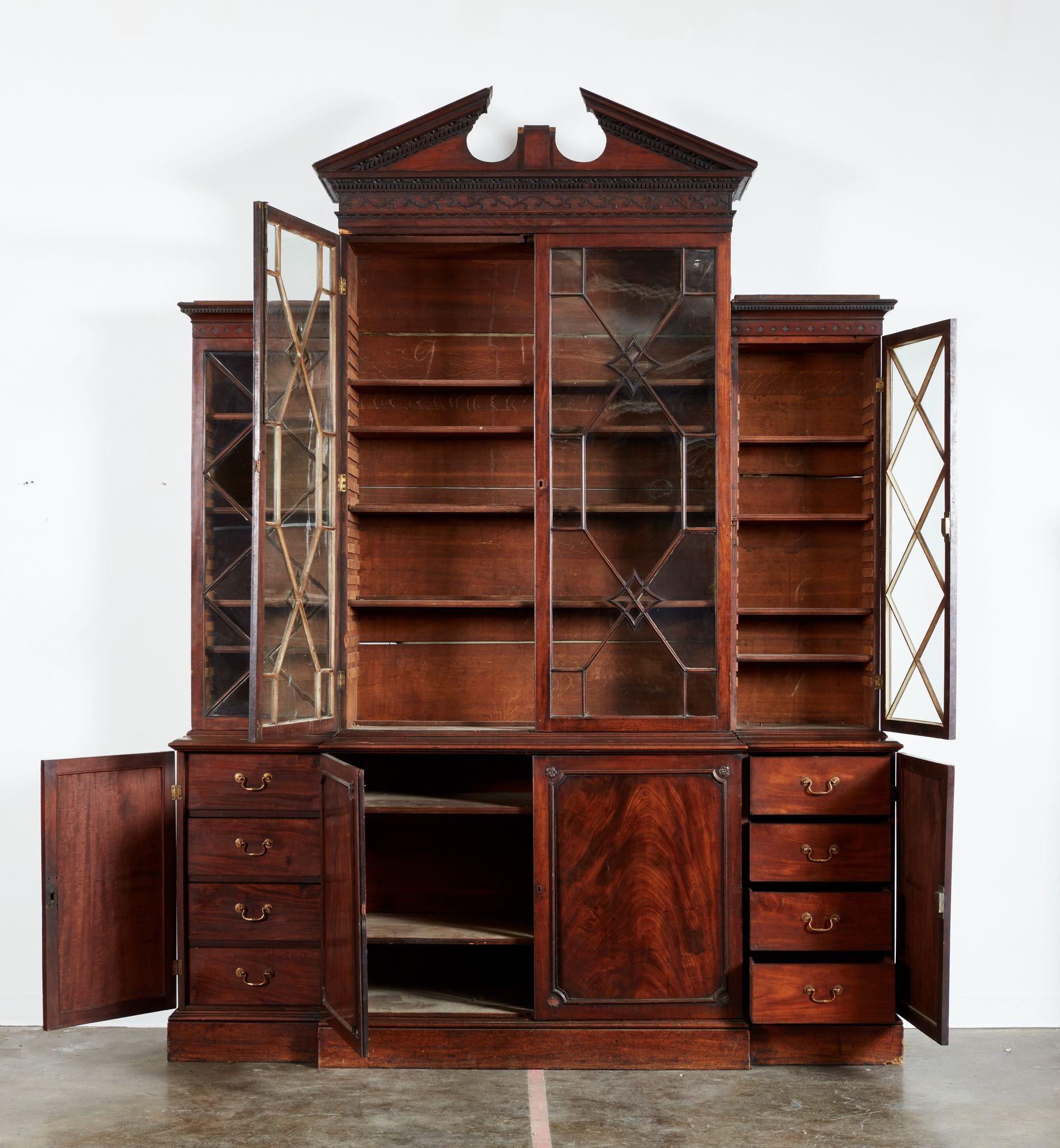Inglese Libreria Chippendale Breakfront in vendita