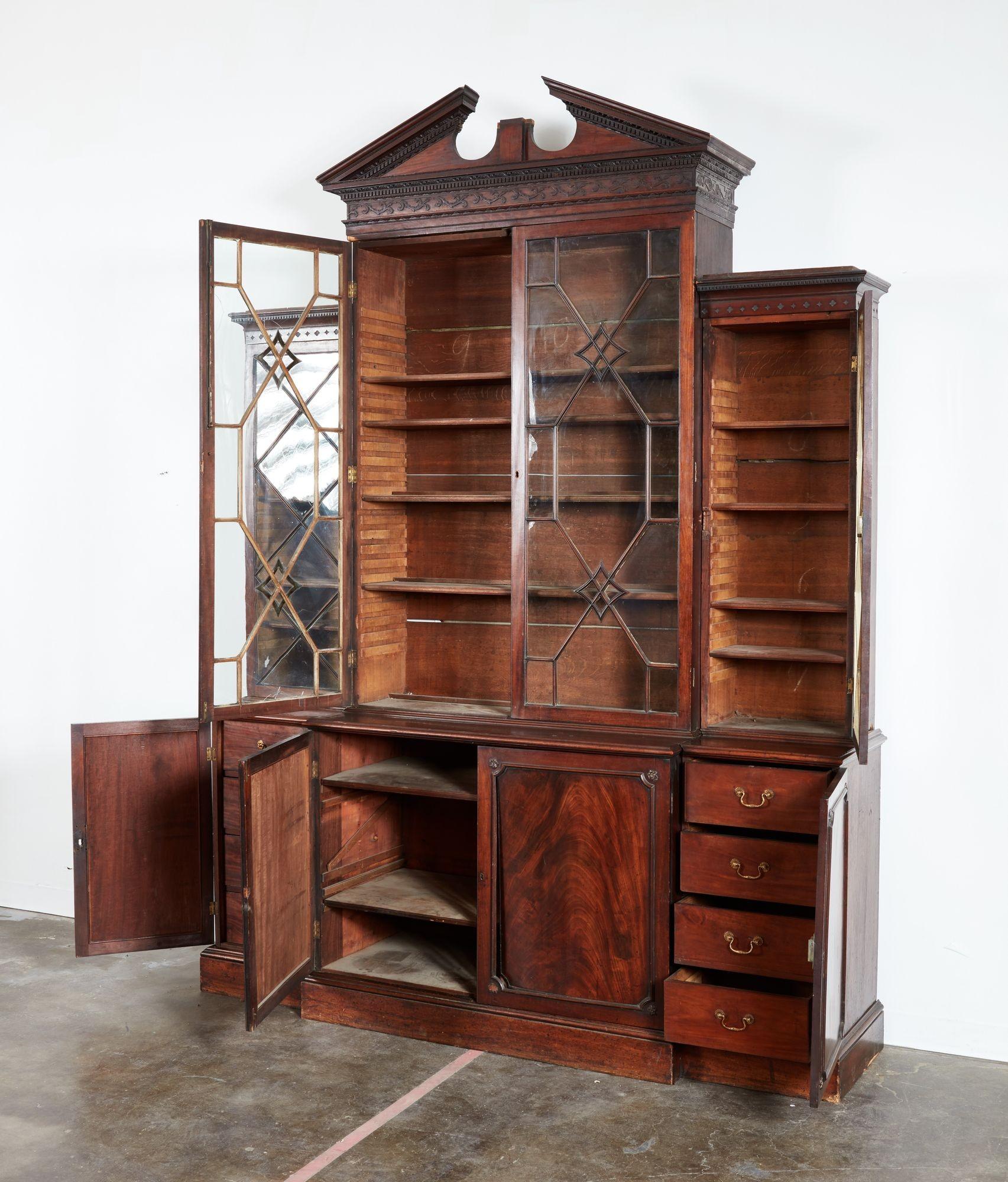XVIII secolo Libreria Chippendale Breakfront in vendita