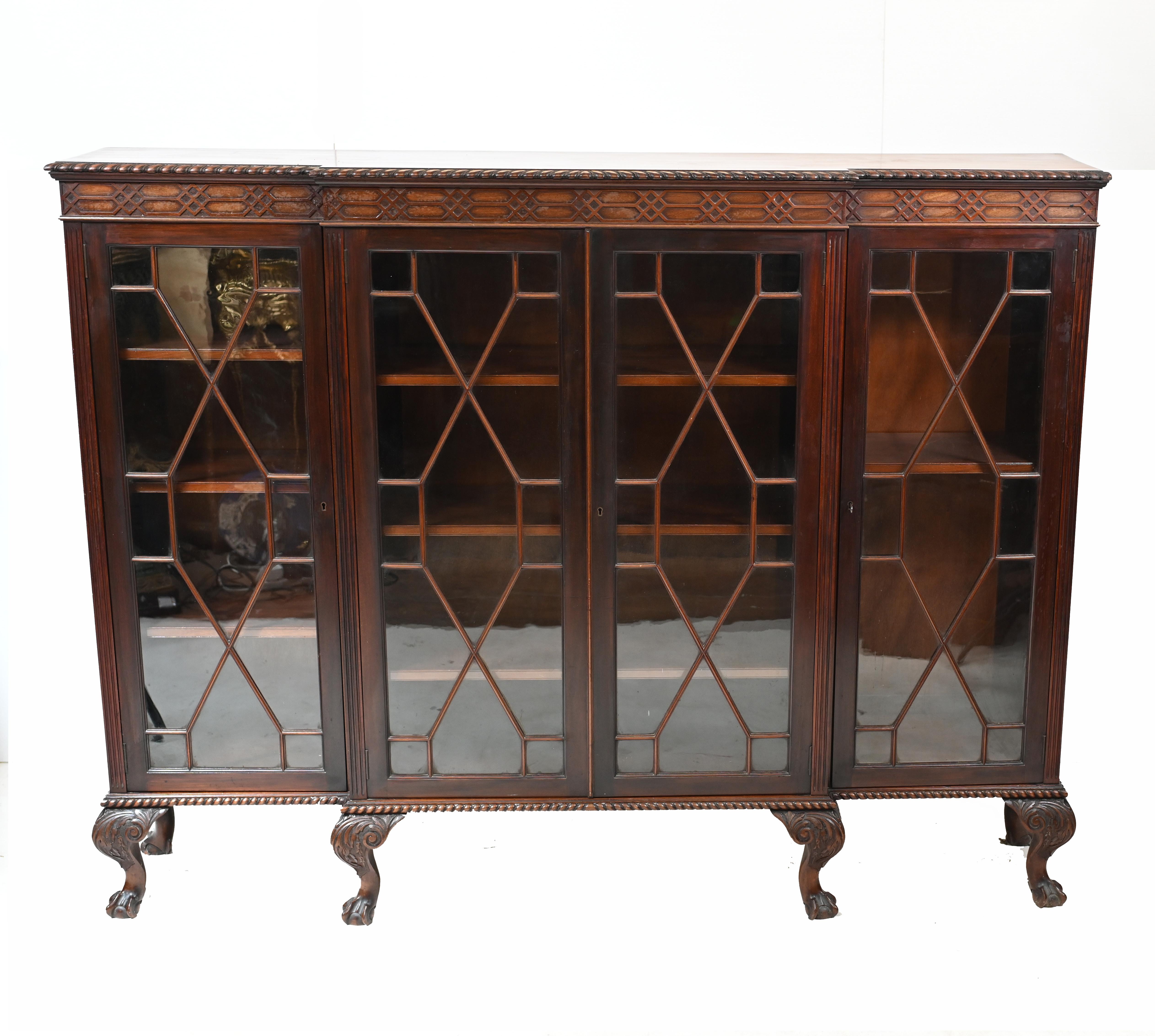 Charming mahogany breakfront cabinet in the Chippendale manner
Glass fronted so great for displaying books and decorative pieces
We date this piece to circa 1920 
Glazed doors open out to reveal shelved interior
Elegant piece of classic English