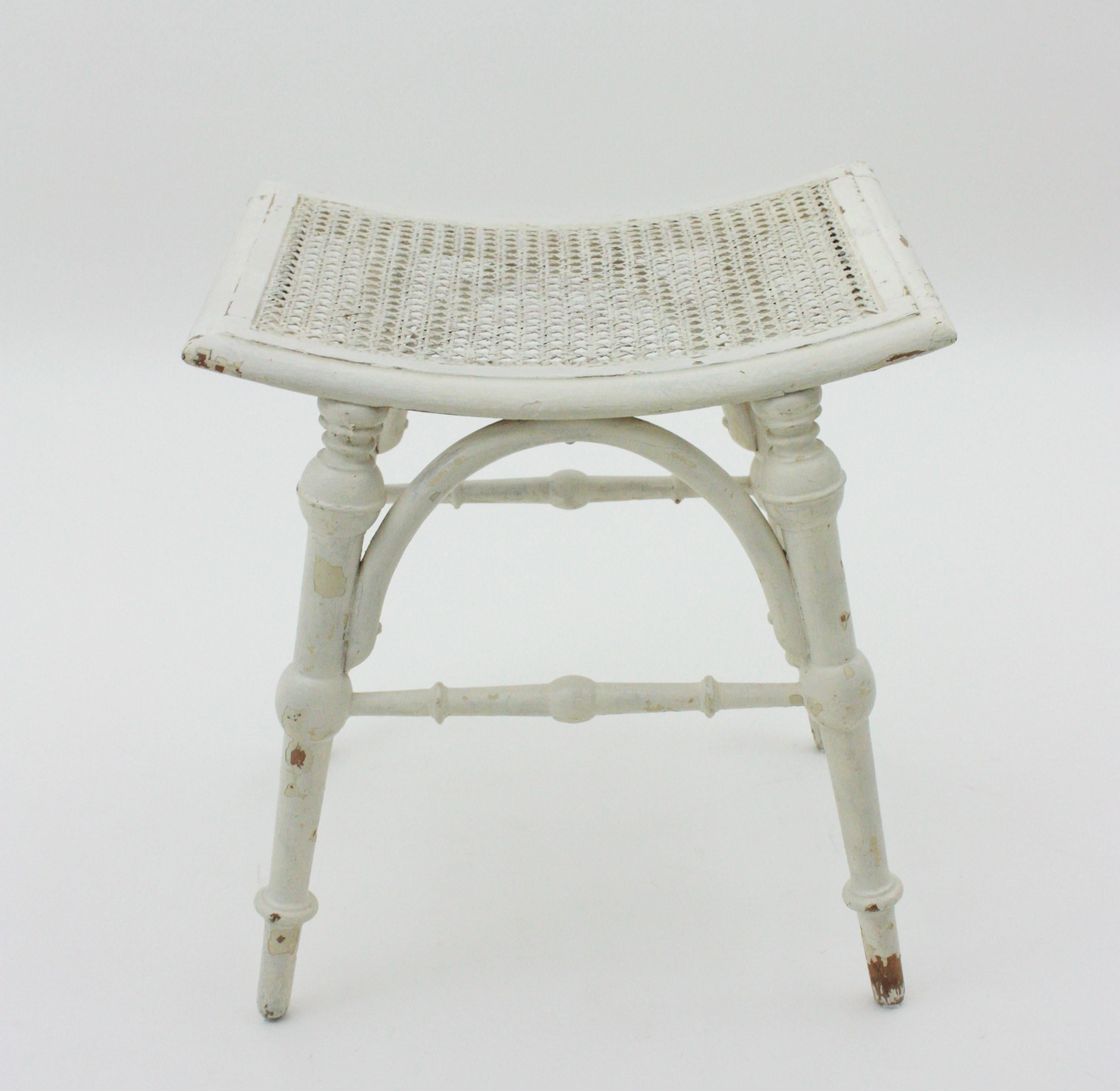 Tabouret en bois patiné blanc avec assise en rotin, style Chippendale en vente 2