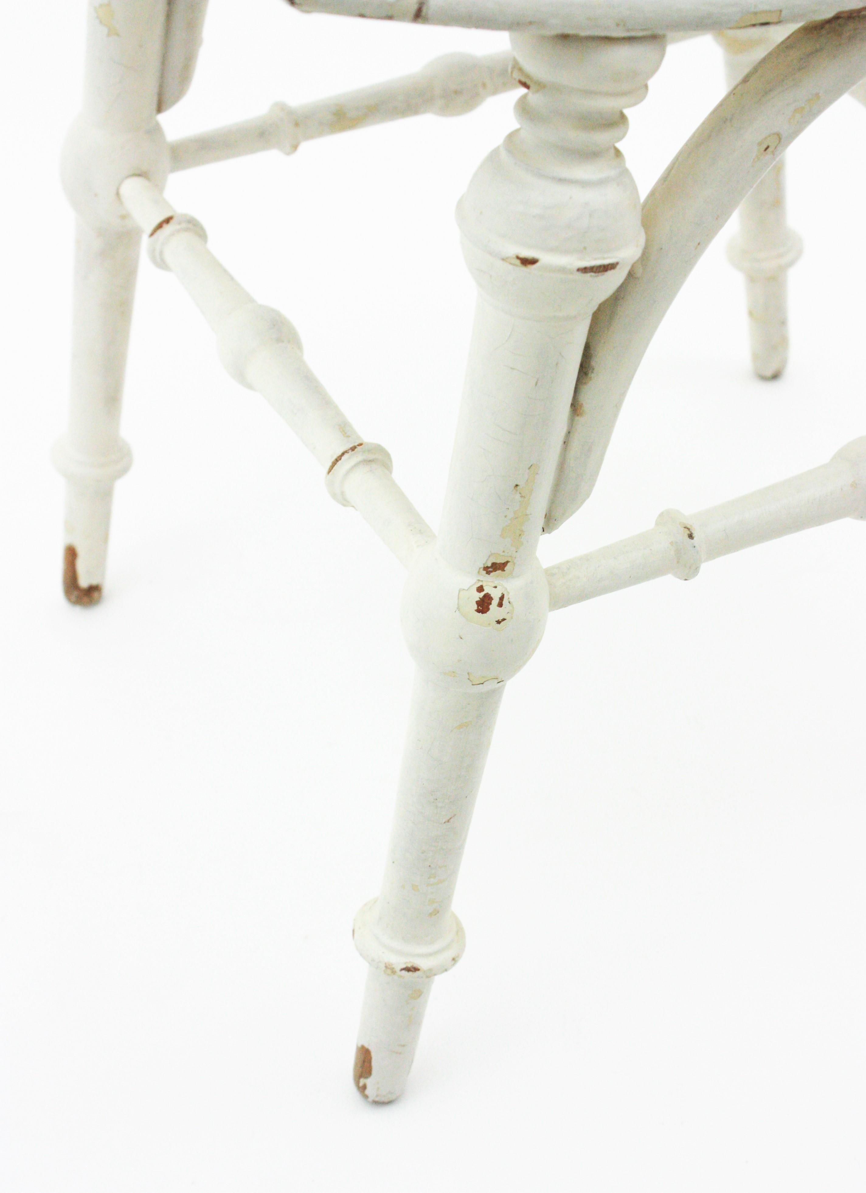 Tabouret en bois patiné blanc avec assise en rotin, style Chippendale en vente 5