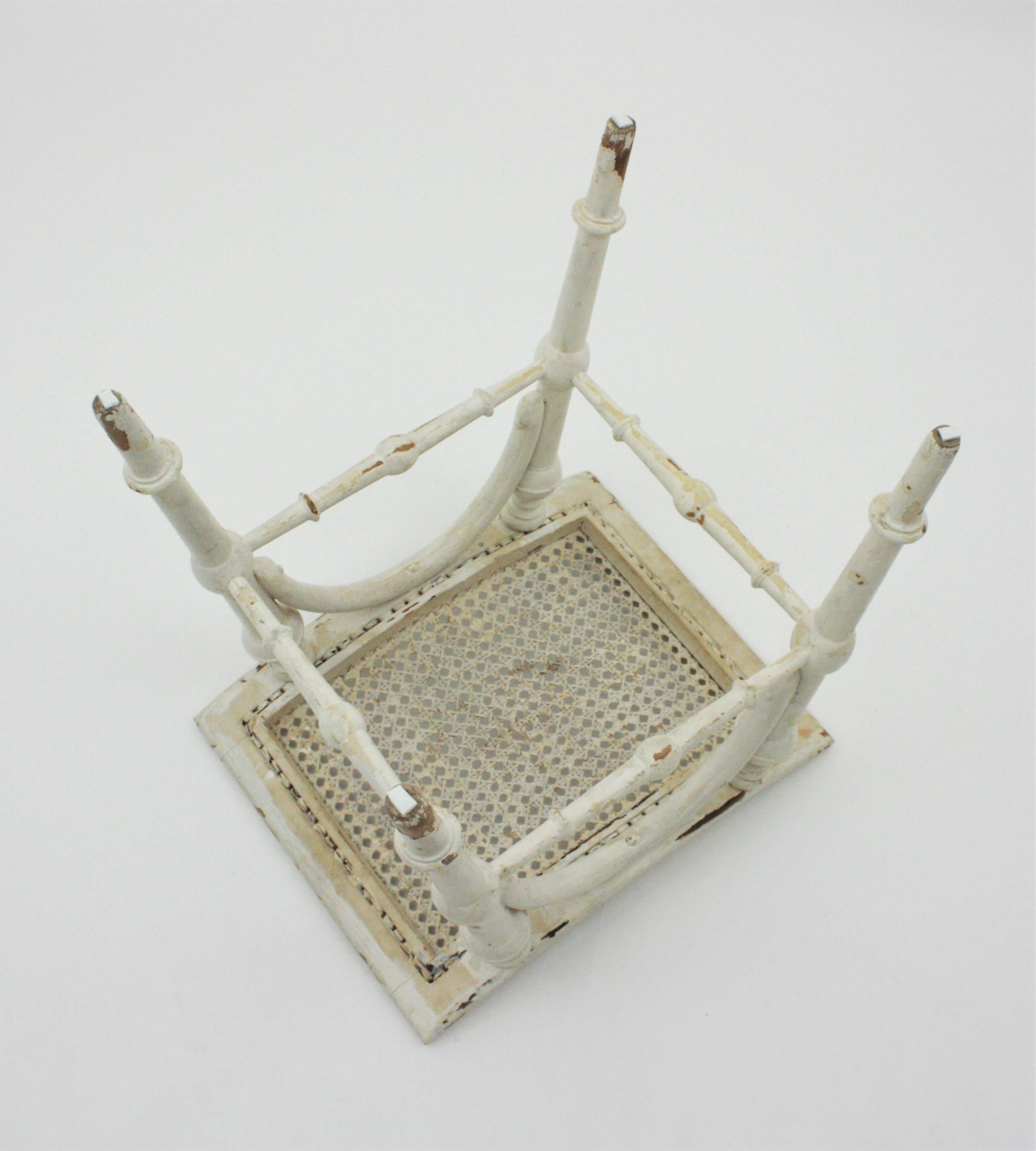 Tabouret en bois patiné blanc avec assise en rotin, style Chippendale en vente 8