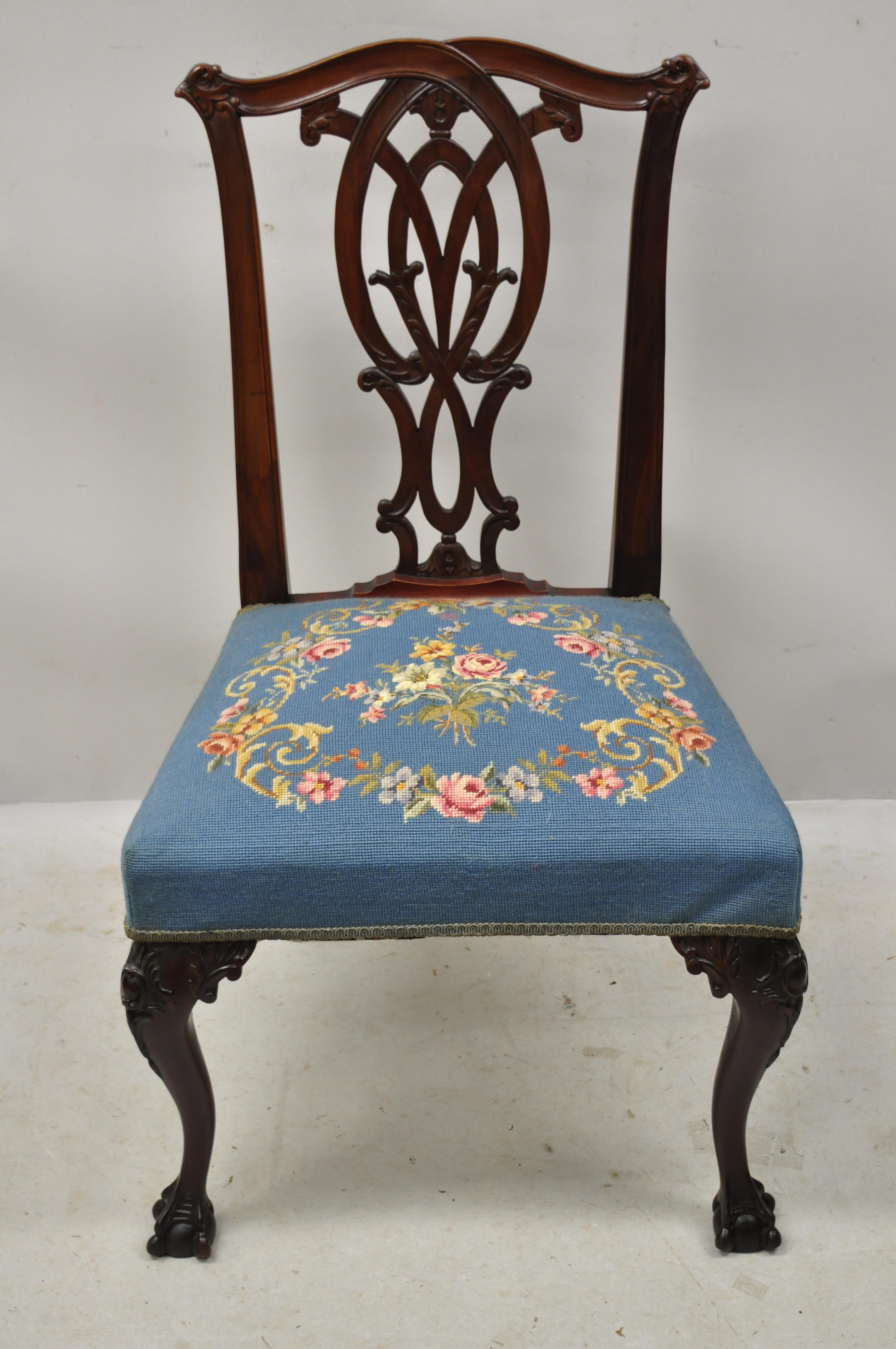 Ancienne chaise de salle à manger Chippendale en acajou, sculptée avec des boules et des griffes, assise en point de croix bleu. L'article présente une fleur en forme de cloche et un accent feuillu sculpté au dos, un siège floral en point de croix