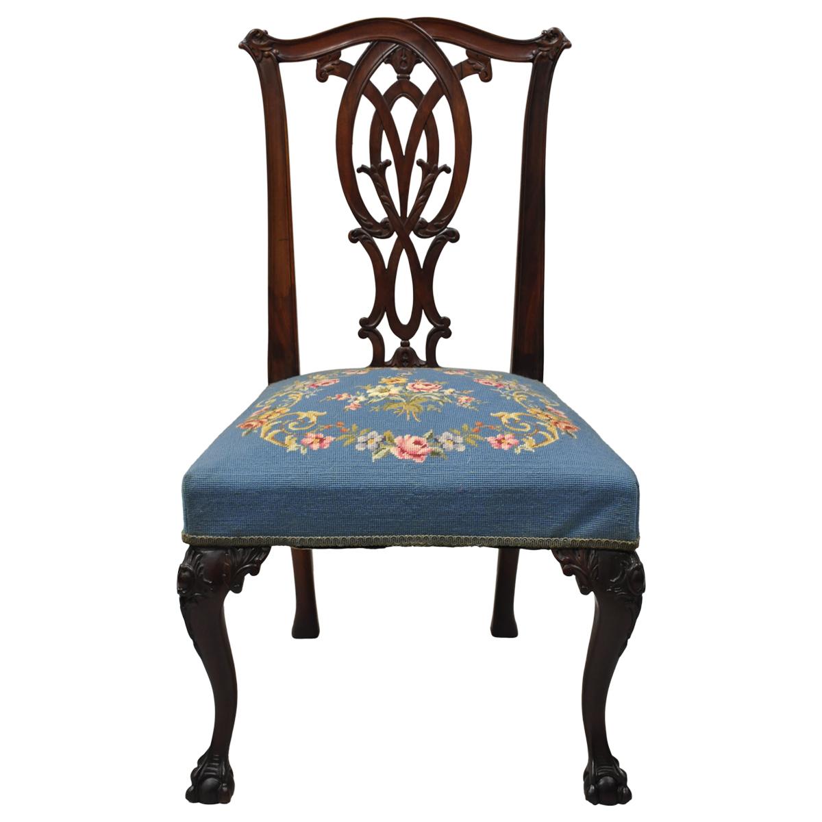 Chaise d'appoint Chippendale en acajou sculpté à boules et griffes, siège bleu en point de croix en vente