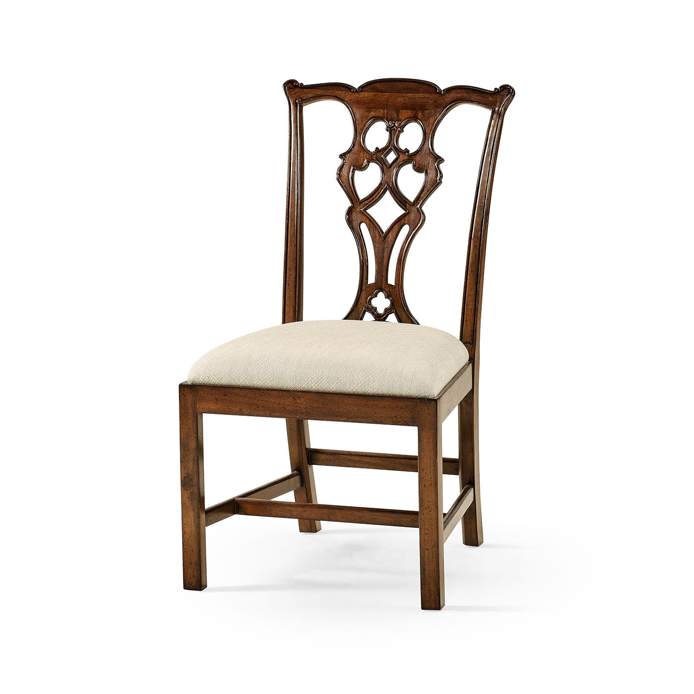Chippendale-Esszimmerstühle aus geschnitztem Mahagoni (Set von 2) im Angebot 1