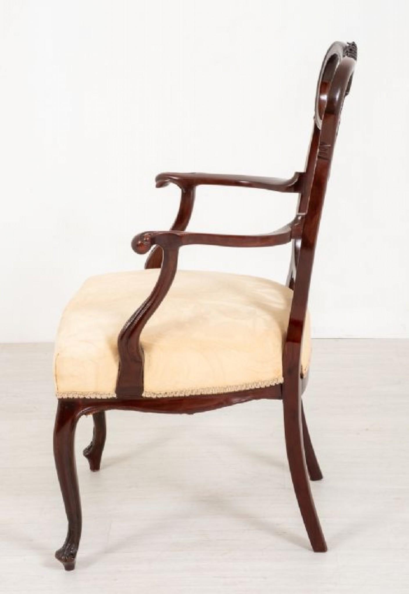Un'elegante sedia da intagliatore in stile Chippendale in mogano.
In piedi su gambe anteriori sagomate con dita intagliate.
I sostegni dei braccioli sono scolpiti e i braccioli sono avvolti.
circa 1890
Lo schienale sagomato e traforato della