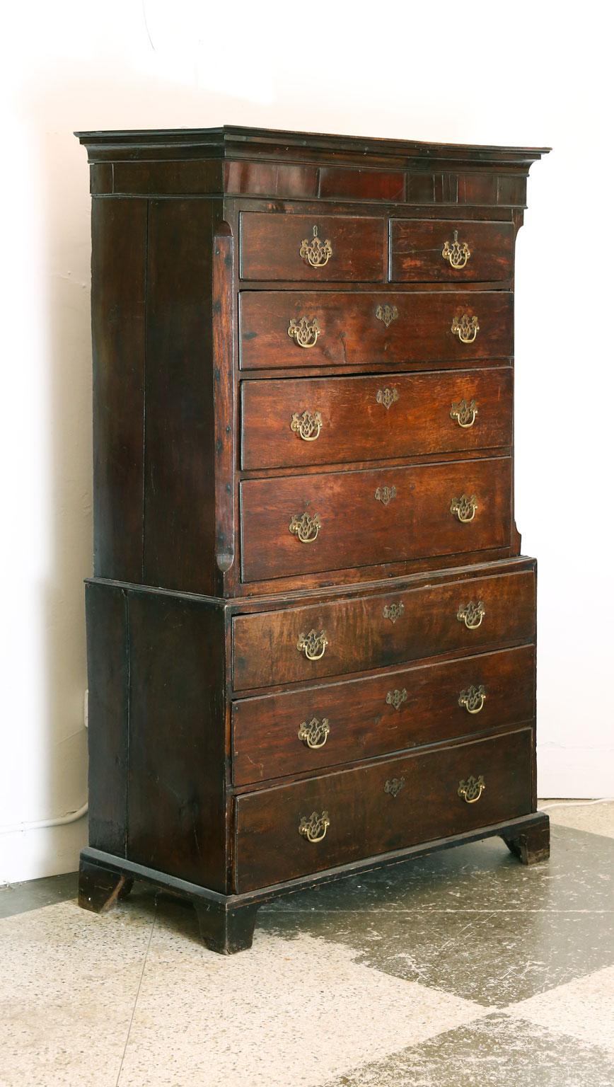 Chippendale chest-on-chest, Classic British country tall chest (chest-on-chest), circa 1770-1780, in English oak with later brass hardware and expected wear, patina and wood shrinkage. Original (or early) thick mahogany veneer in band across top