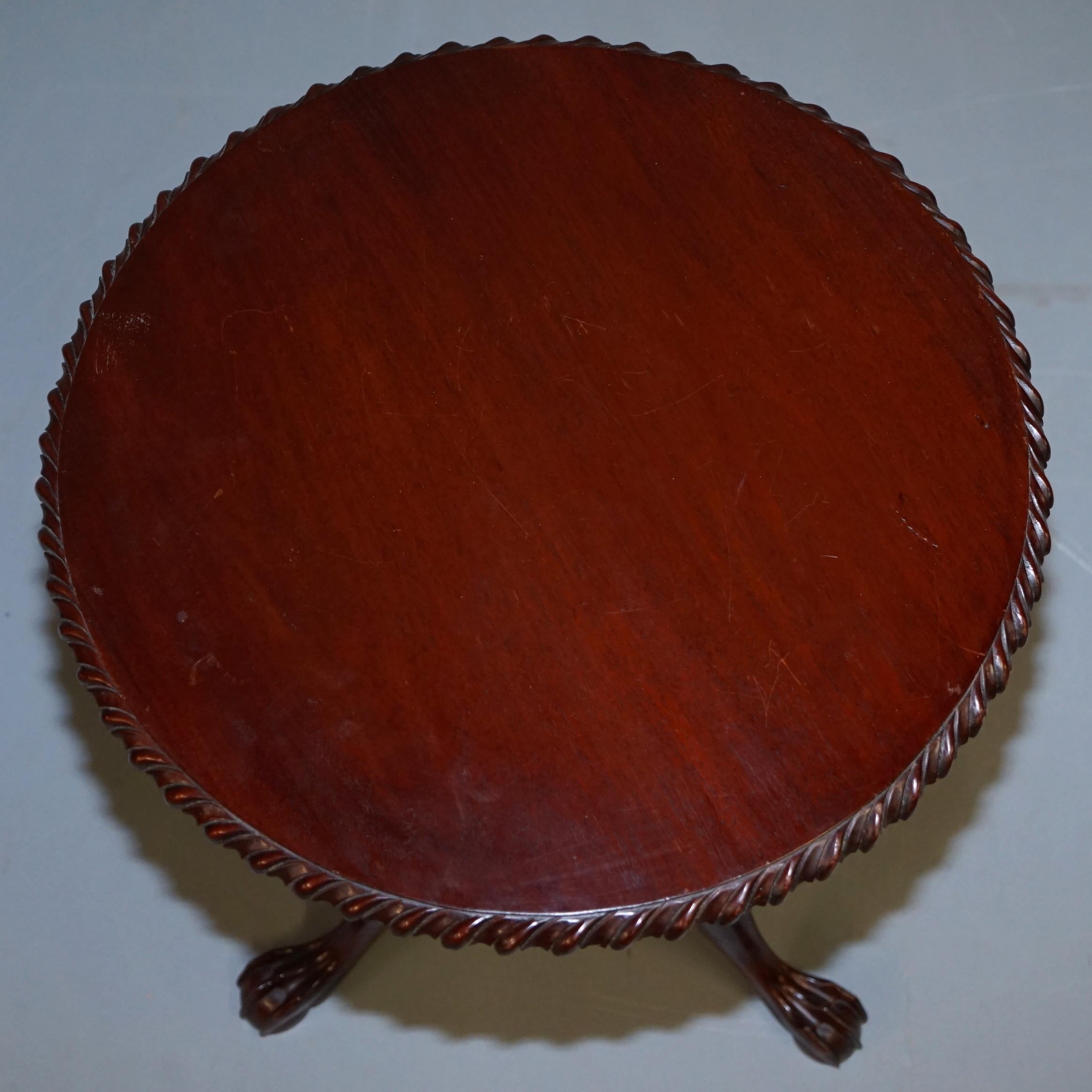 Nous avons le plaisir de proposer à la vente cette belle table tripode à plateau basculant de style Chippendale du 18ème siècle avec base en forme de cage d'oiseau

Une table tripode décorative et de très belle apparence. Il s'agit d'un exemple de