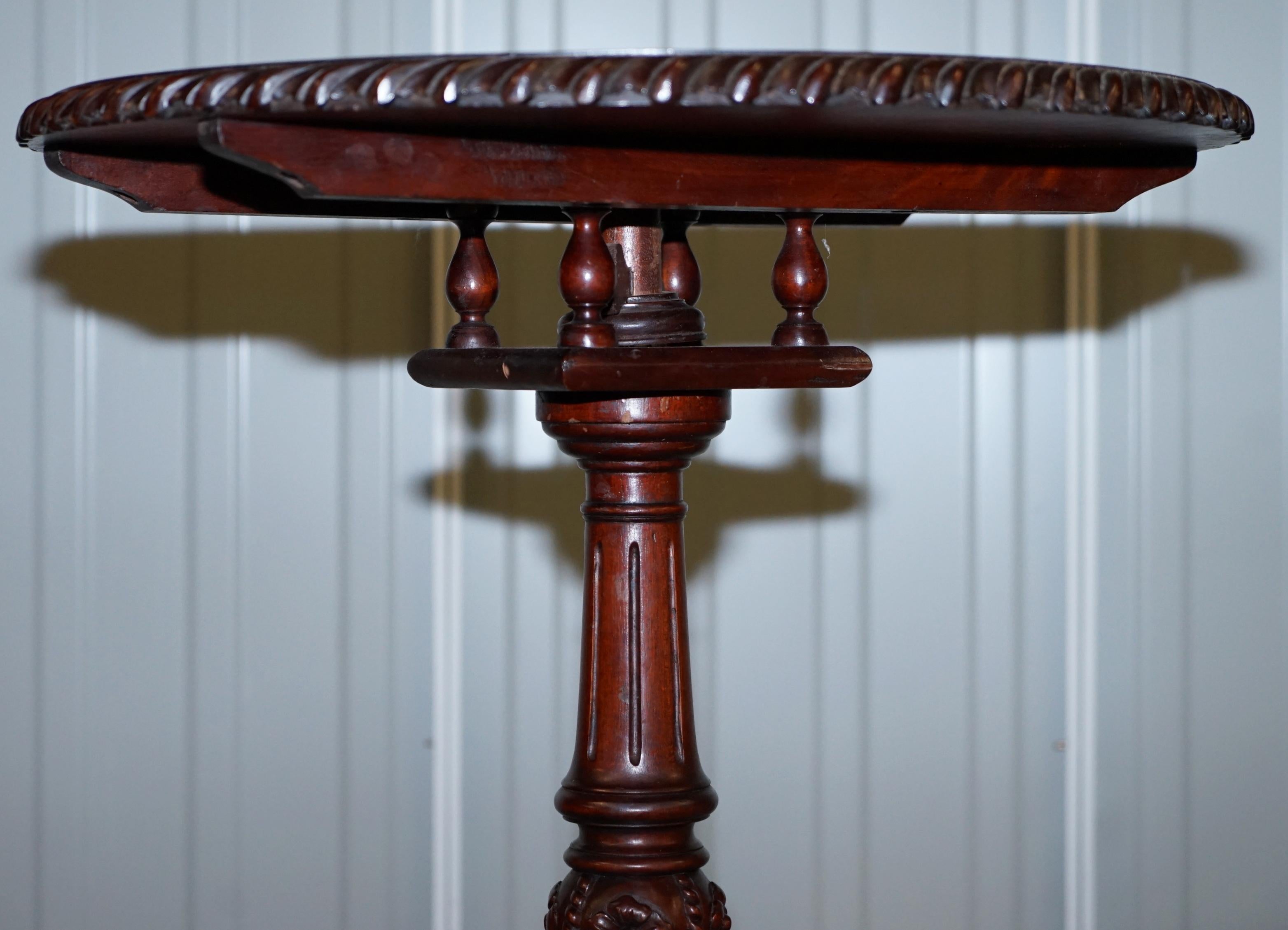 20ième siècle Table Chippendale à griffes & Pieds à boule Style 18e siècle Table tripode à plateau inclinable Cage à oiseaux en vente