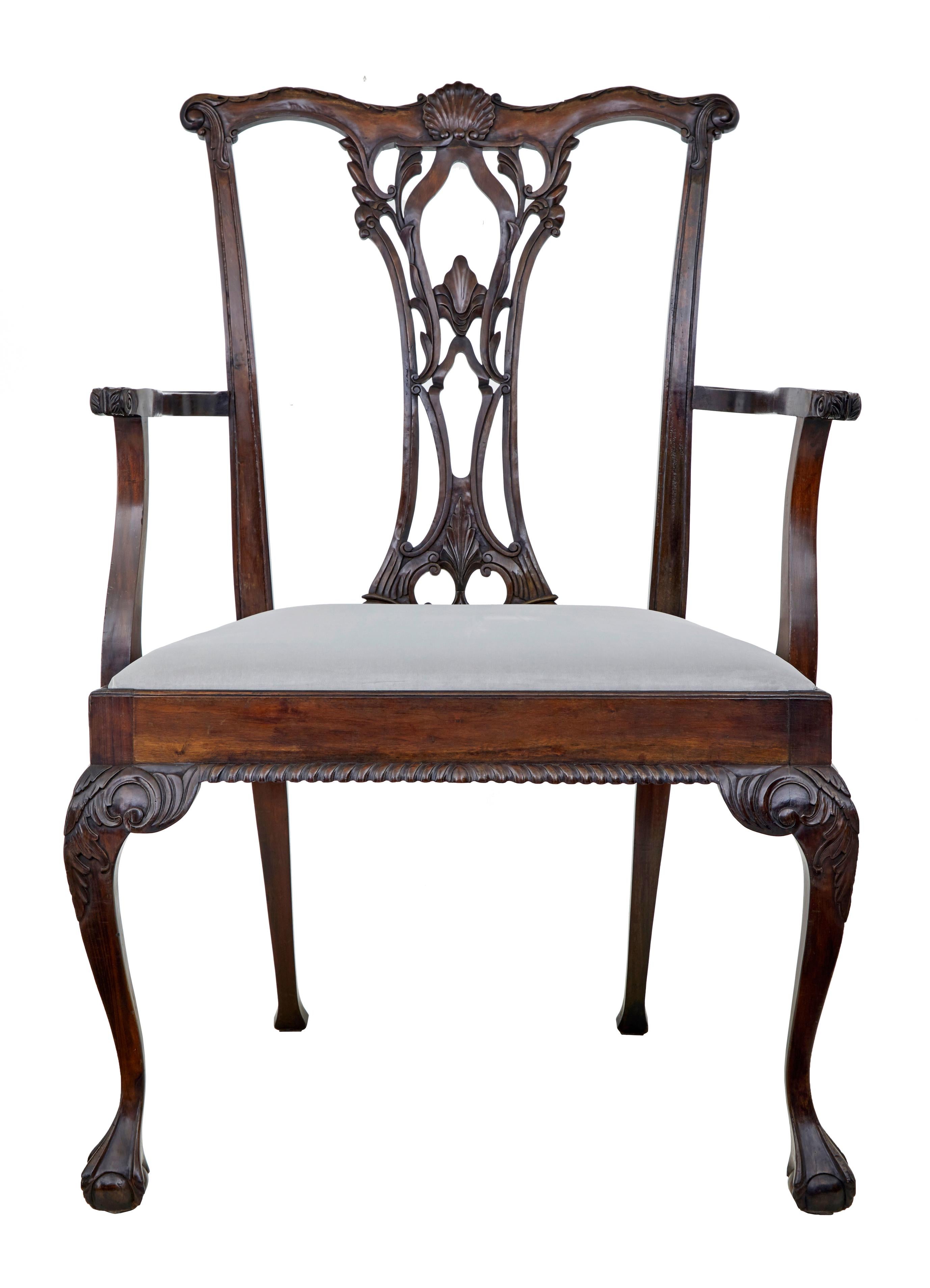 Insolita sedia da pranzo oversize in mogano in stile Chippendale da esporre in negozio.

Un'occasione unica per possedere questa rara sedia decorativa che è stata ovviamente commissionata in modo speciale.  Con un'altezza di oltre due metri, questa