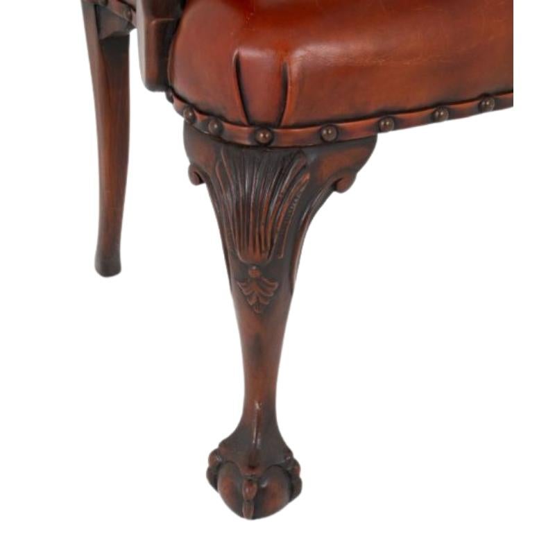 Beeindruckender Schreibtischstuhl im Chippendale-Stil aus Mahagoni
CIRCA 1900
Dieser Stuhl steht auf Cabriole-Beinen mit geschnitzten Muscheln an den Knien und kühn geschnitzten Kugel- und Krallenfüßen
Der Stuhl hat geformte Armlehnen mit