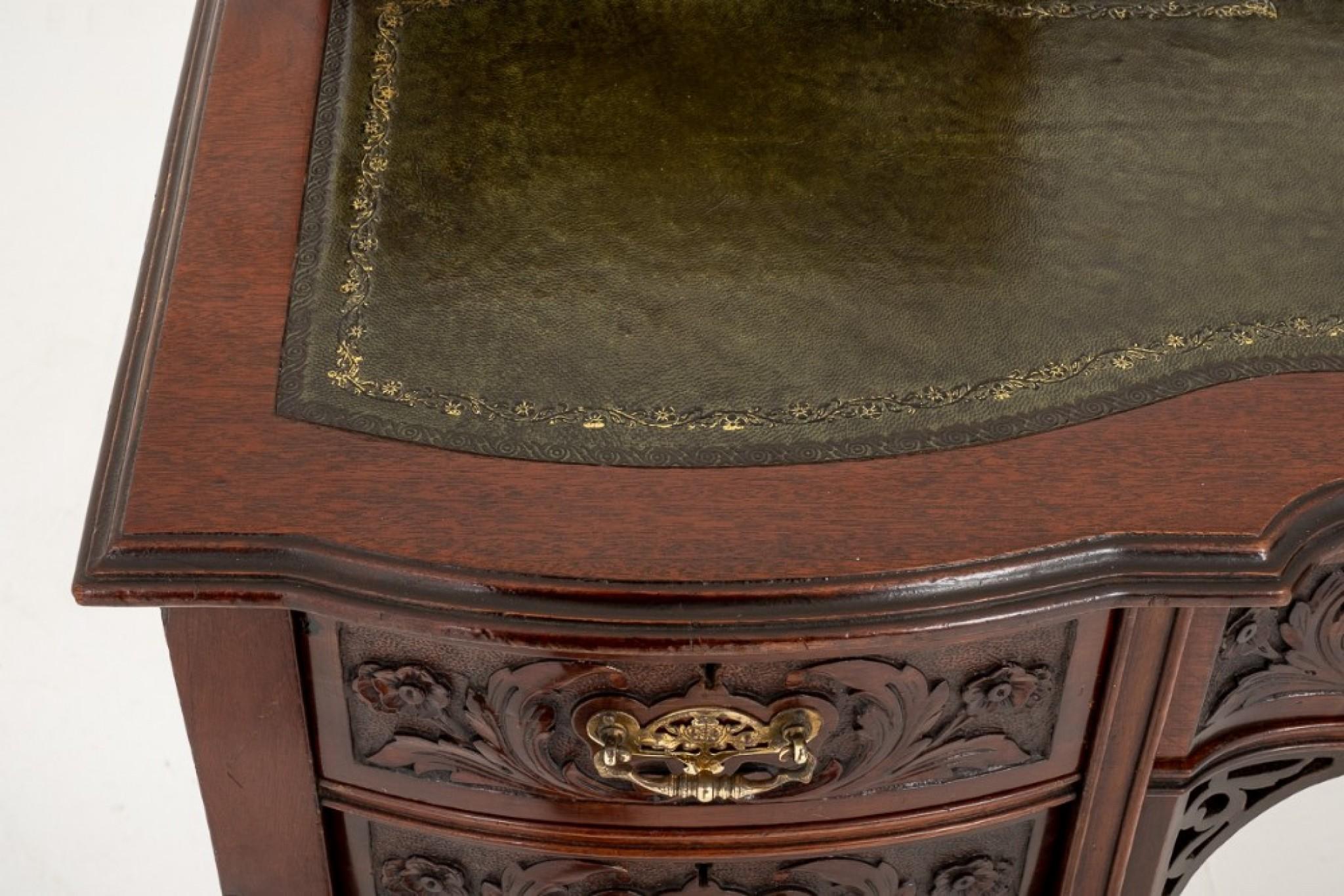 Bureau Chippendale - Table à écrire en acajou antique de 1890 en vente 4