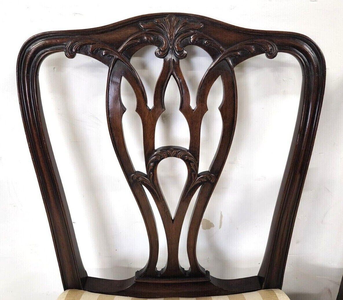 Nous vous proposons l'une de nos récentes acquisitions de mobilier de qualité de Palm Beach, un
ensemble de 6 chaises de salle à manger chippendale en acajou des années 1800 
L'ensemble comprend 4 chaises latérales et 2 fauteuils.
Le tissu est un