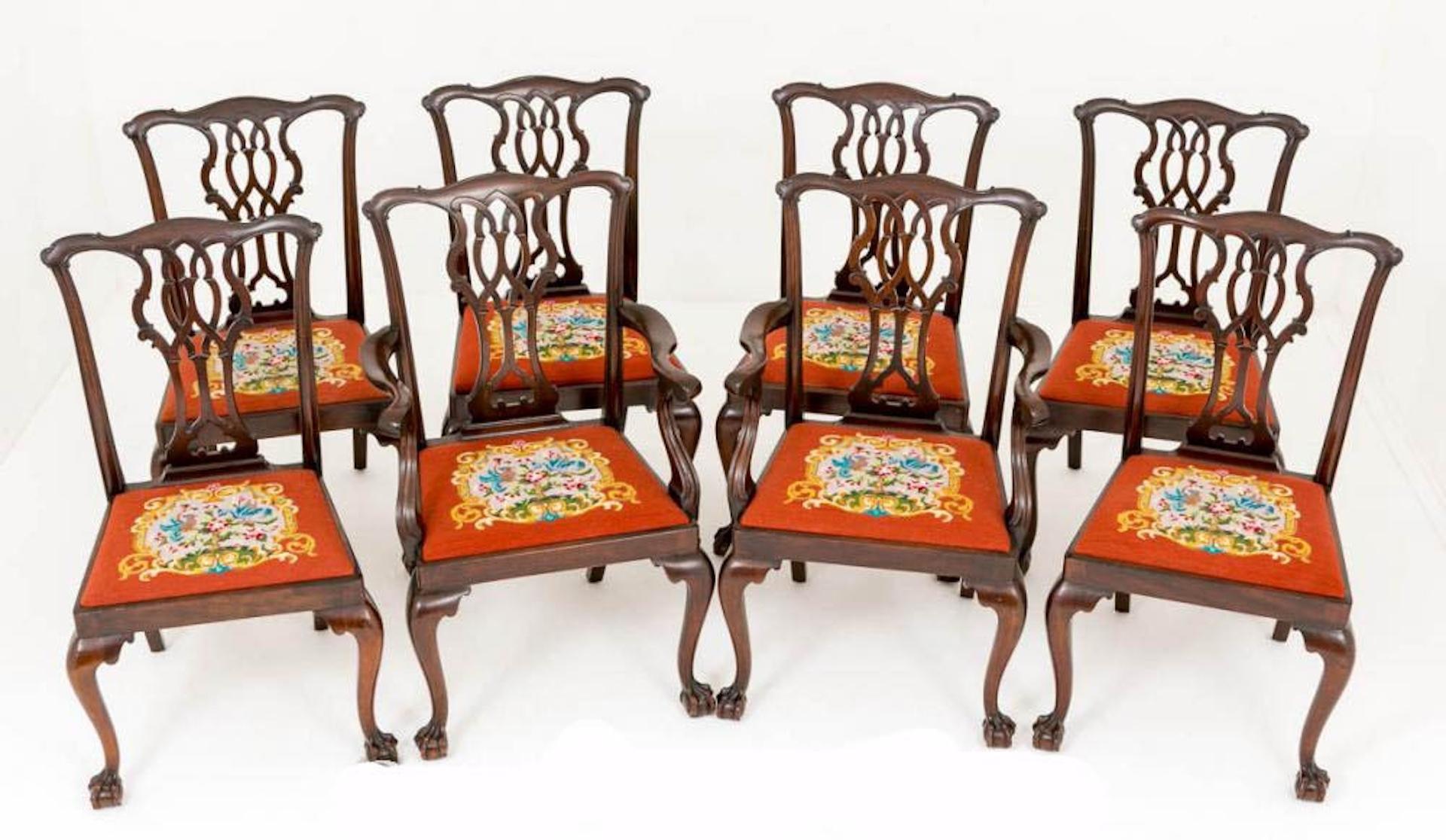 Bon ensemble de 8 (6+2) chaises de salle à manger en acajou de style Chippendale.
Circa 1890
Chaque chaise repose sur des pieds balayés avec des pieds en boule et griffe audacieusement sculptés.
Ces fauteuils conservent leurs sièges à aiguilles