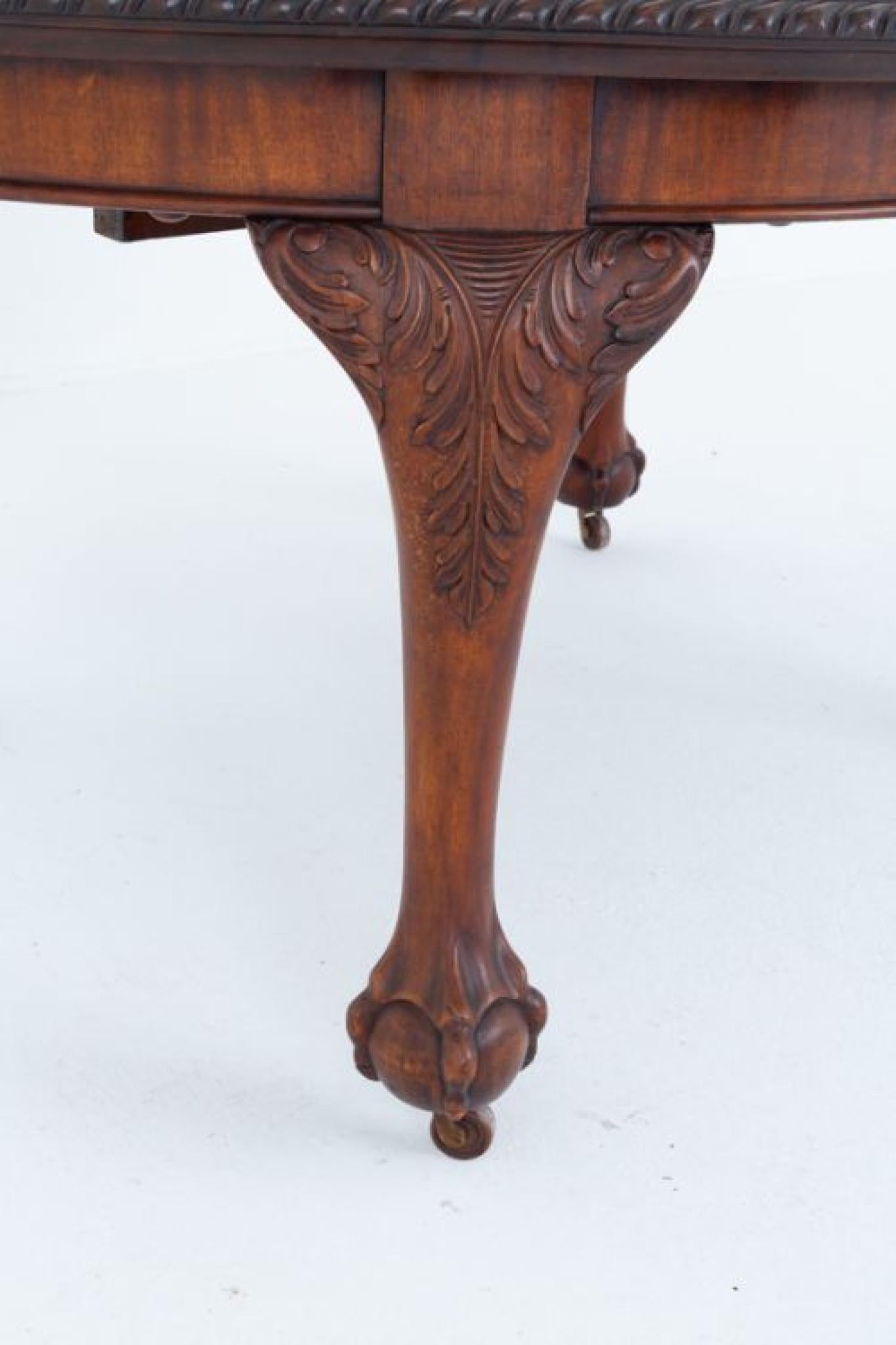 Table de salle à manger ovale en acajou de style chippendale
Cette table repose sur des pieds cabriole avec une décoration sculptée aux genoux, des pieds en boule et griffe audacieusement sculptés et des roulettes en laiton et porcelaine.
Nous