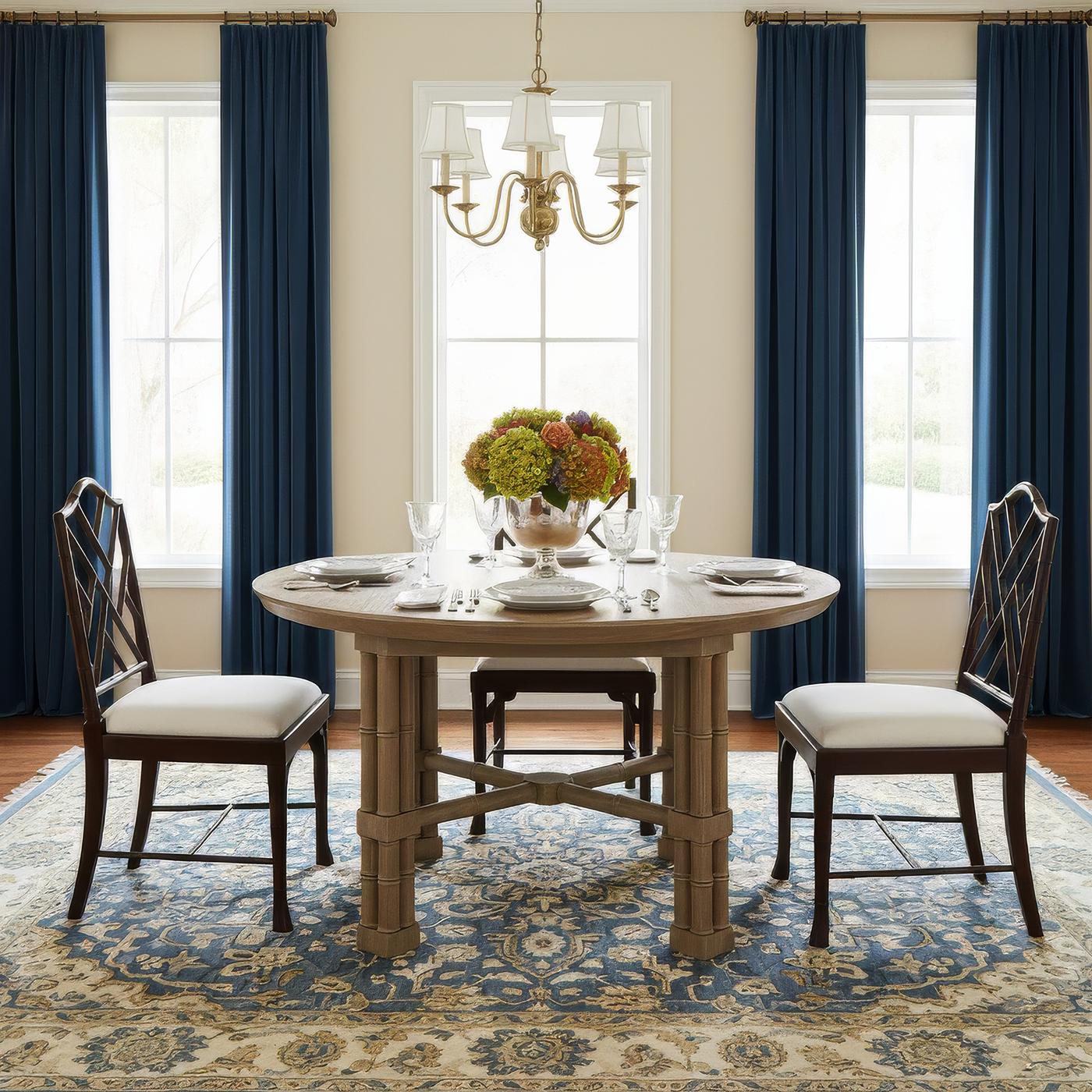 Fabriqué de manière experte en acajou massif et teinté en noyer foncé, il reflète la géométrie gracieuse et l'art du design Chippendale chinois du XVIIIe siècle. Le cadre en faux bambou sculpté à la main et le dossier en treillis ouvert présentent