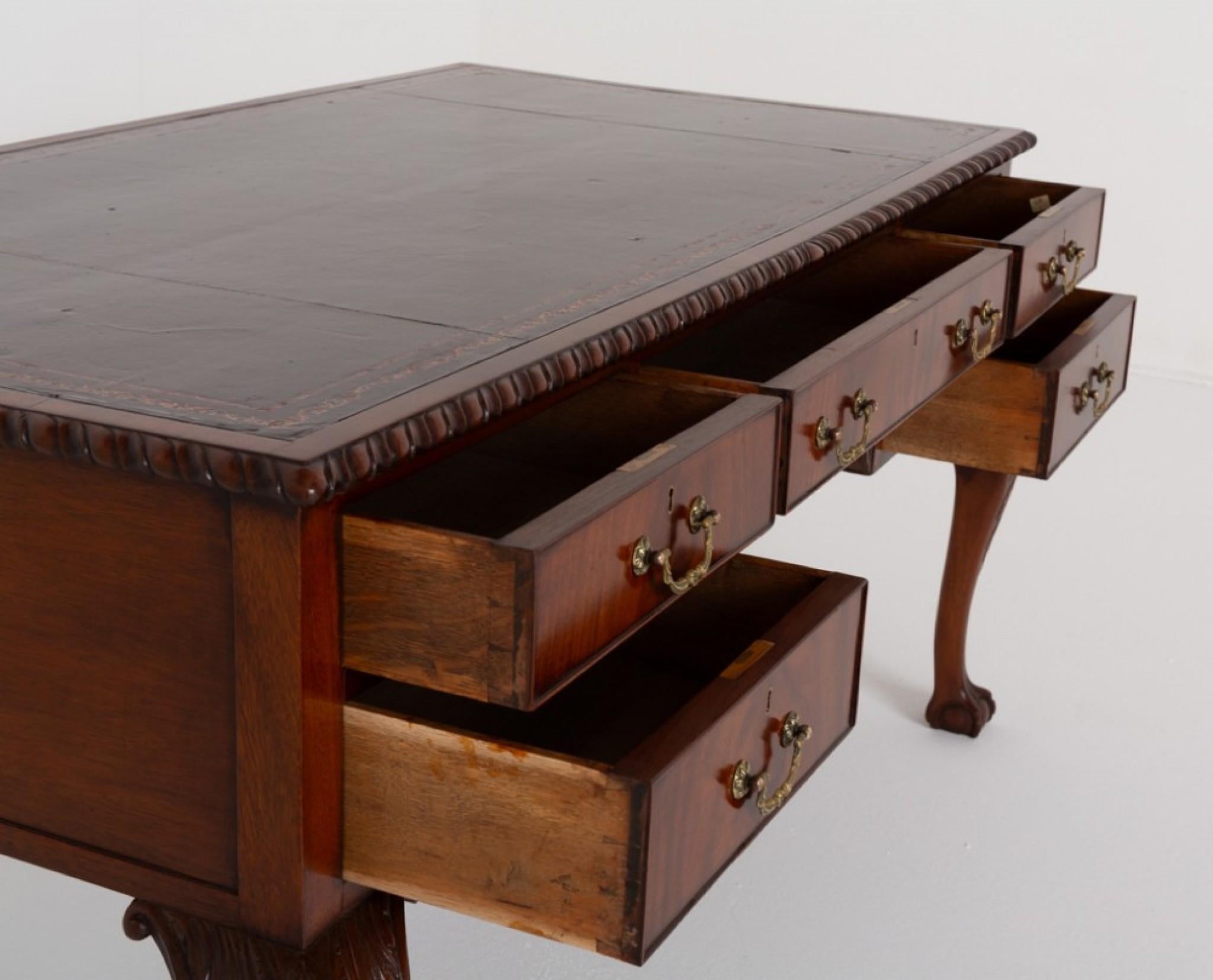 Mahagoni Chippendale Stil Faux Partner Schreibtisch.
CIRCA 1900
Dieser Schreibtisch ist auf Cabriole Beinen mit kühn geschnitzten Kugel und Klaue Füße und mit geschnitzten Akanthusblättern zu den Knien erhöht.
Der Schreibtisch verfügt über 5 mit