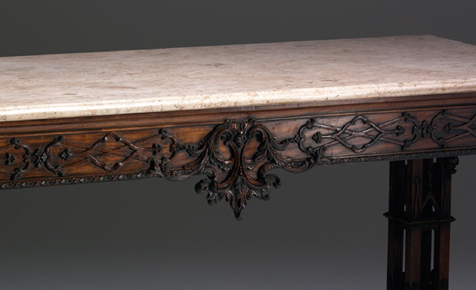 Importante table d'entrée en acajou sculpté, avec dessus en marbre, inspirée de Thomas Chippendale, aux proportions d'une maison de campagne.

Veuillez noter que nous travaillons actuellement avec un délai de 30 à 36 semaines et que cet article est