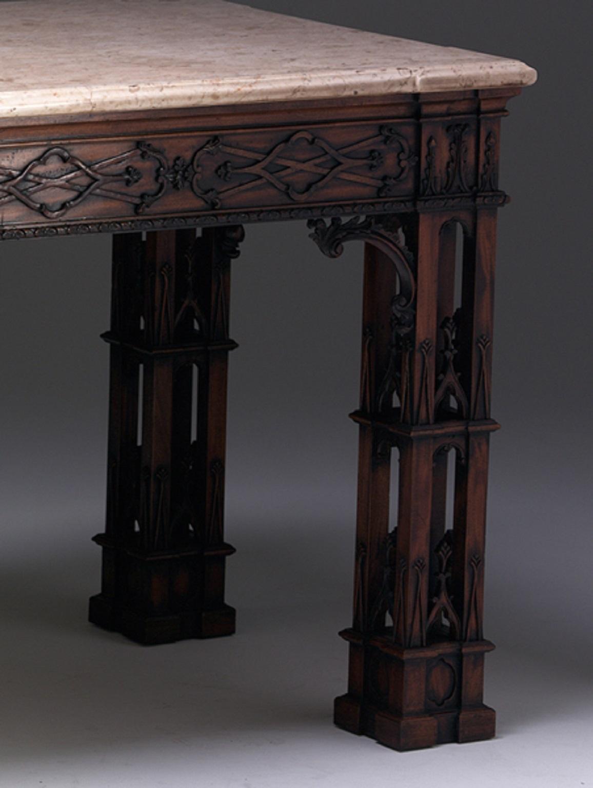 Sculpté à la main Chippendale Fret Table en vente