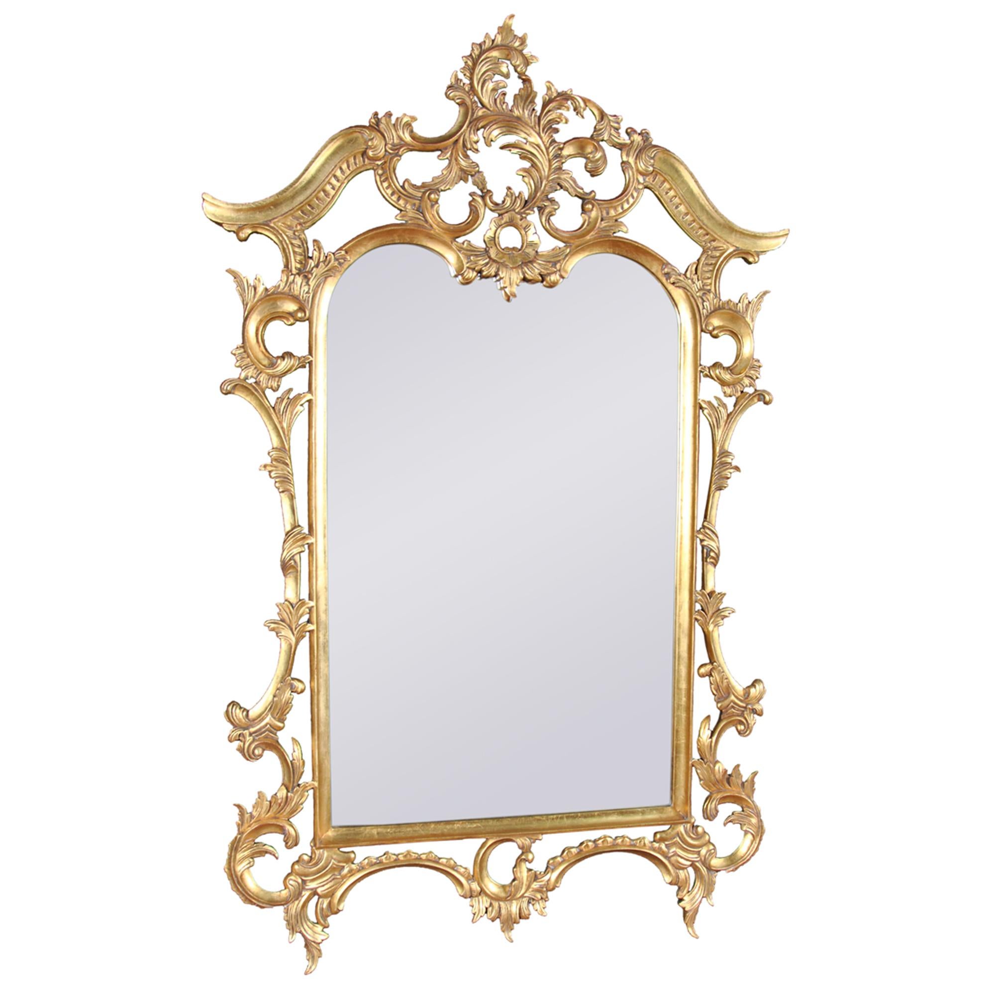 Miroir Chippendale à feuilles d'or de Niagara Furniture, le verre biseauté ayant été taillé à la main et fixé au cadre sculpté et percé à la main. Notre plus belle reproduction de cadre de miroir en bois massif.

Dimensions 40″w x 2″d x 63″h