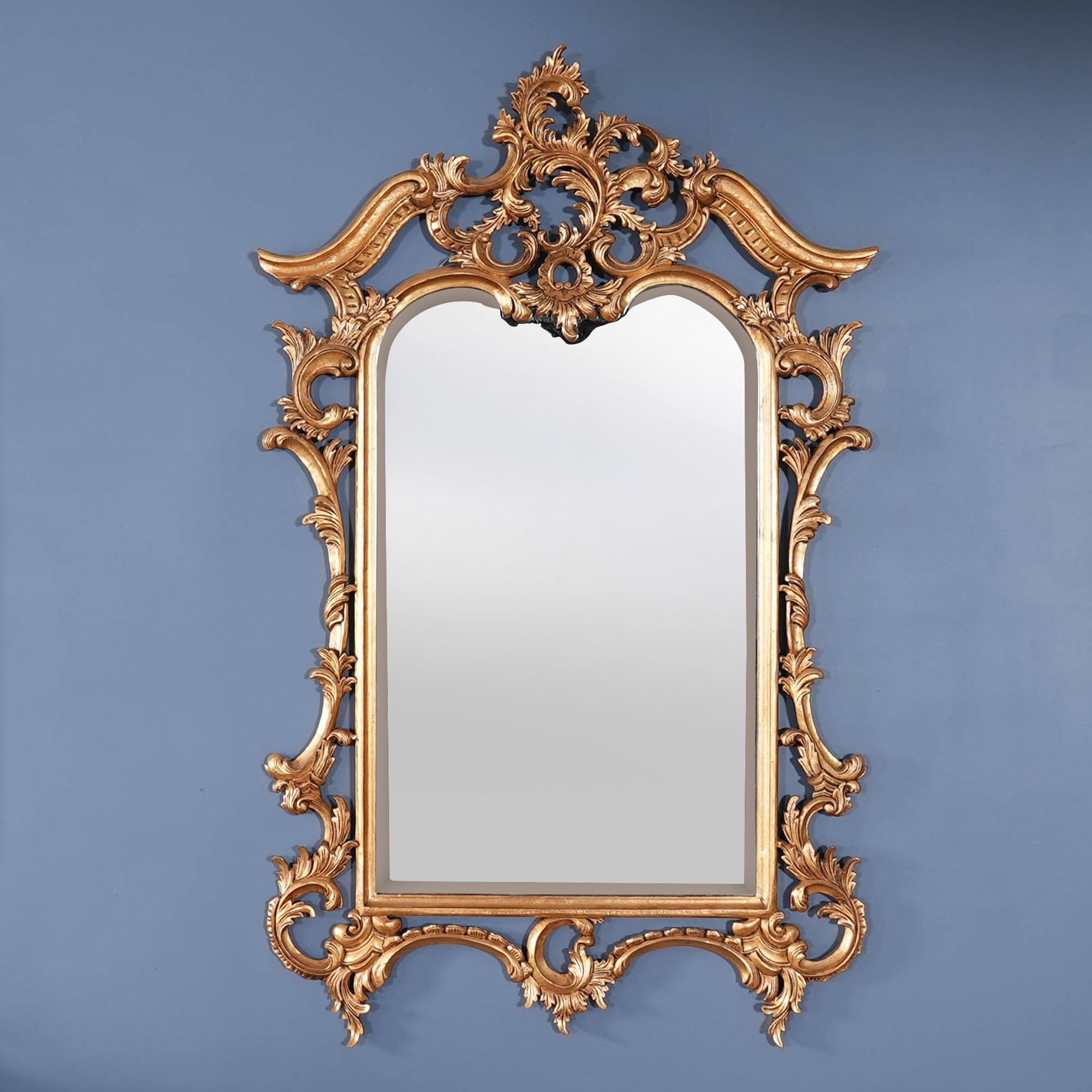 Miroir Chippendale à feuilles d'or de Niagara Furniture, le verre biseauté ayant été taillé à la main et fixé au cadre sculpté et percé à la main. Notre plus belle reproduction de cadre de miroir en bois massif.

Dimensions 40″w x 2″d x 63″h
